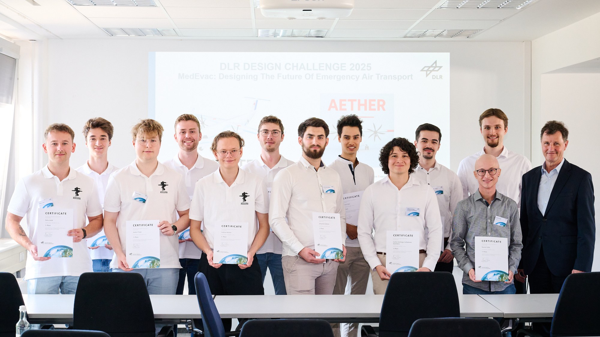 Gruppenbild mit den beiden Gewinnerteams AETHER und ASCLERA bei der Siegerehrung der DLR Design Challenge 2025