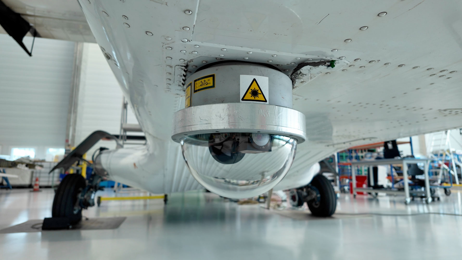 Das Bild zeigt die Außeneinheit des Systems, die am Forschungsflugzeug DO-228 befestigt ist.