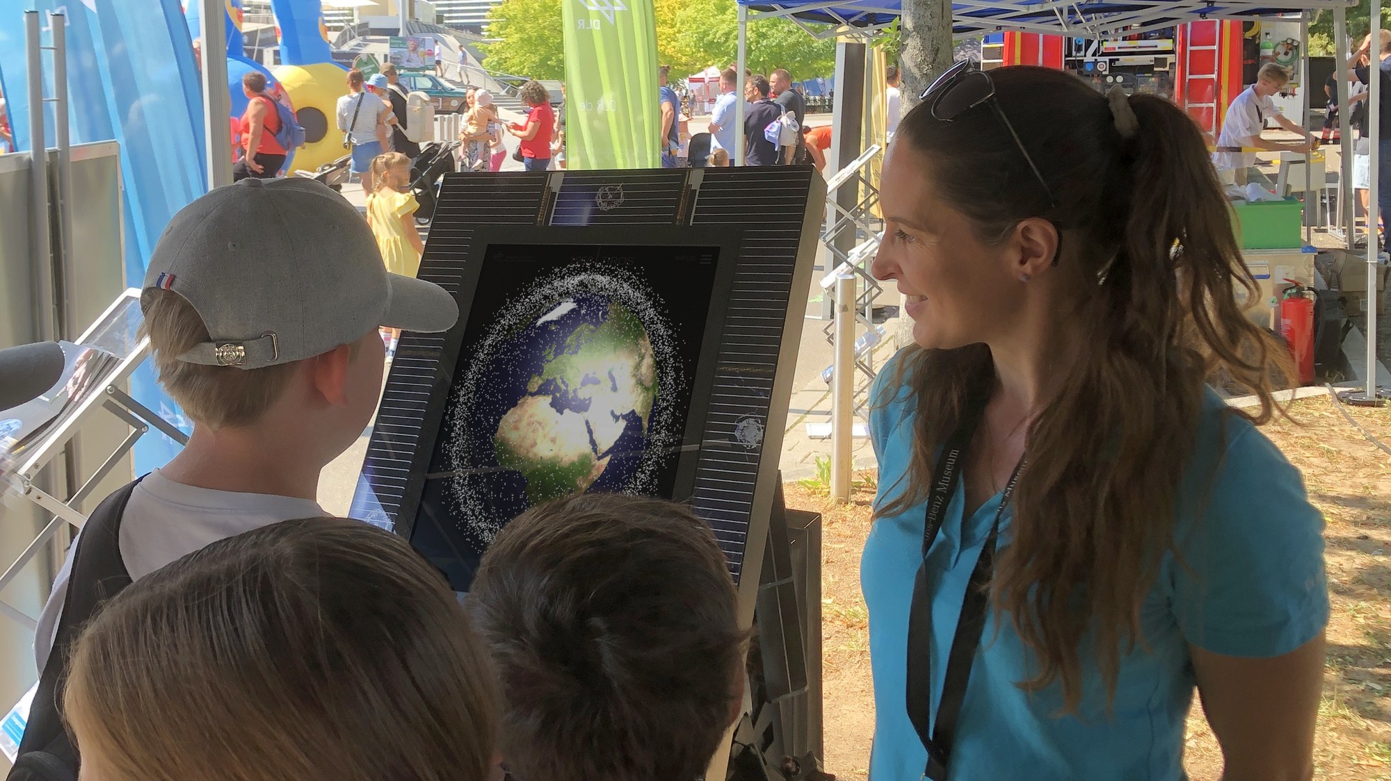 Gäste nehmen am DLR-Weltraumschrott-Quiz teil