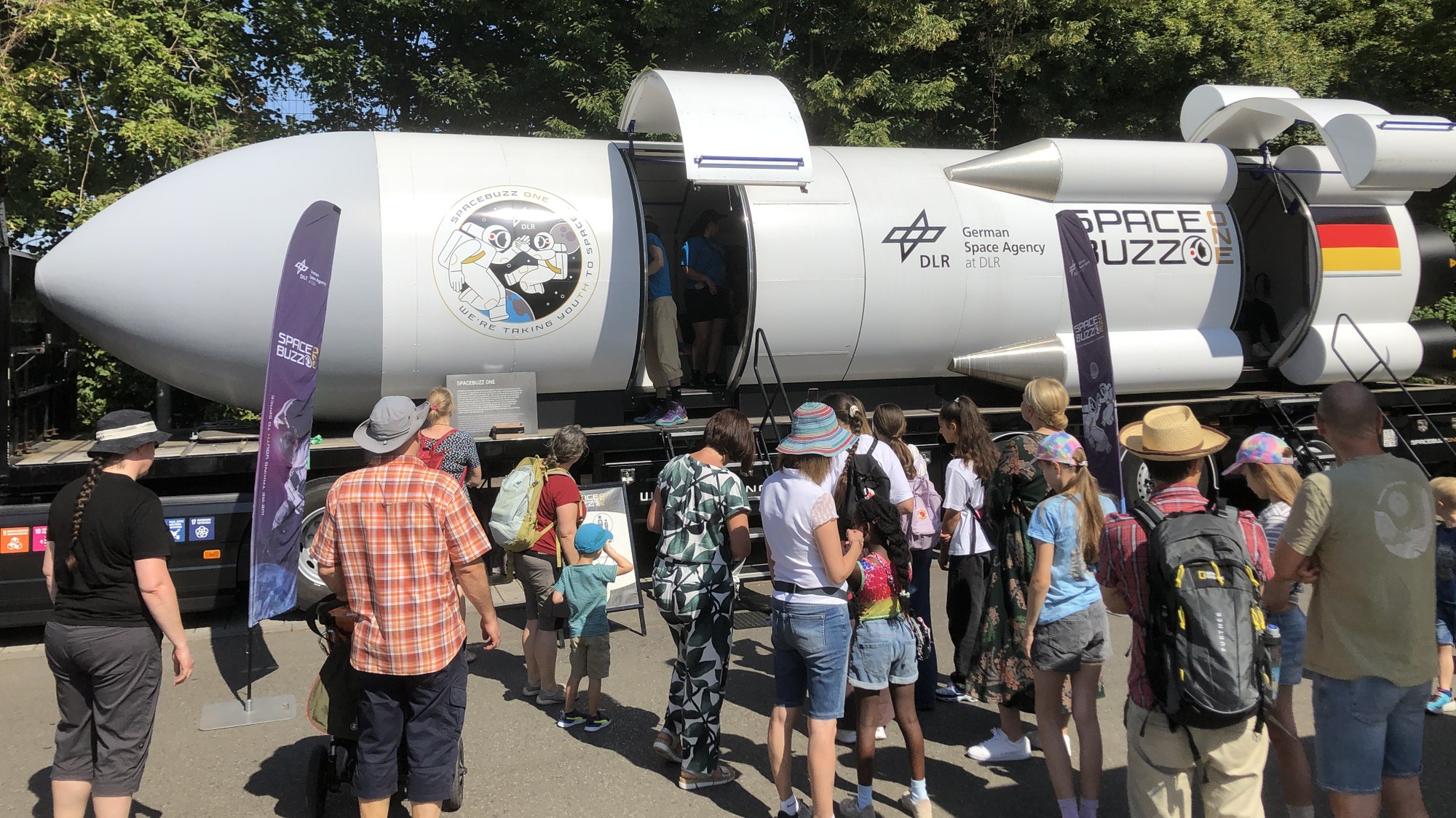 Der SPACEBUZZ ONE sieht aus wie eine liegende Rakete