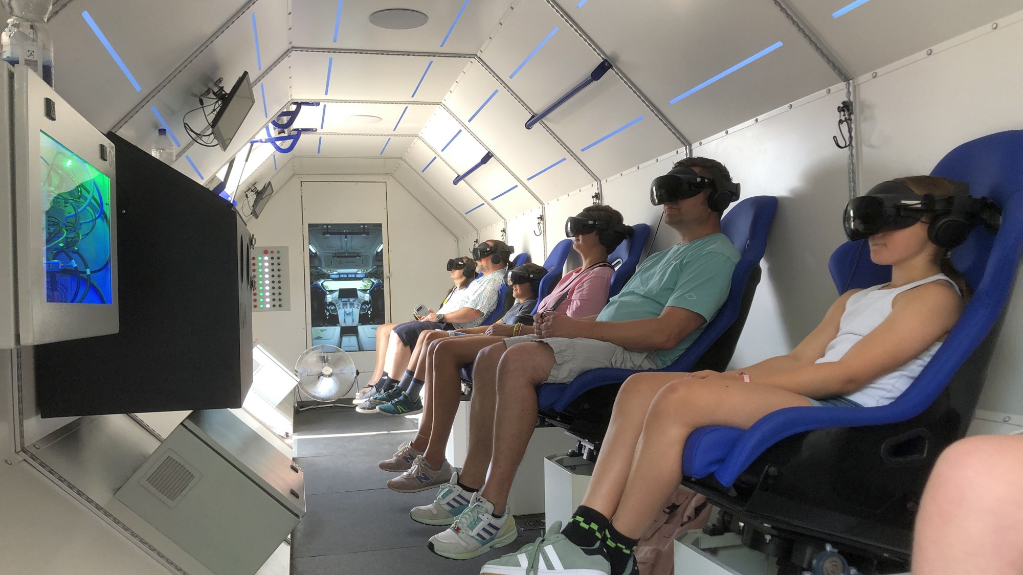 Innenraum des SPACEBUZZ ONE mit Gästen mit VR-Brille auf beweglichen Sitzen