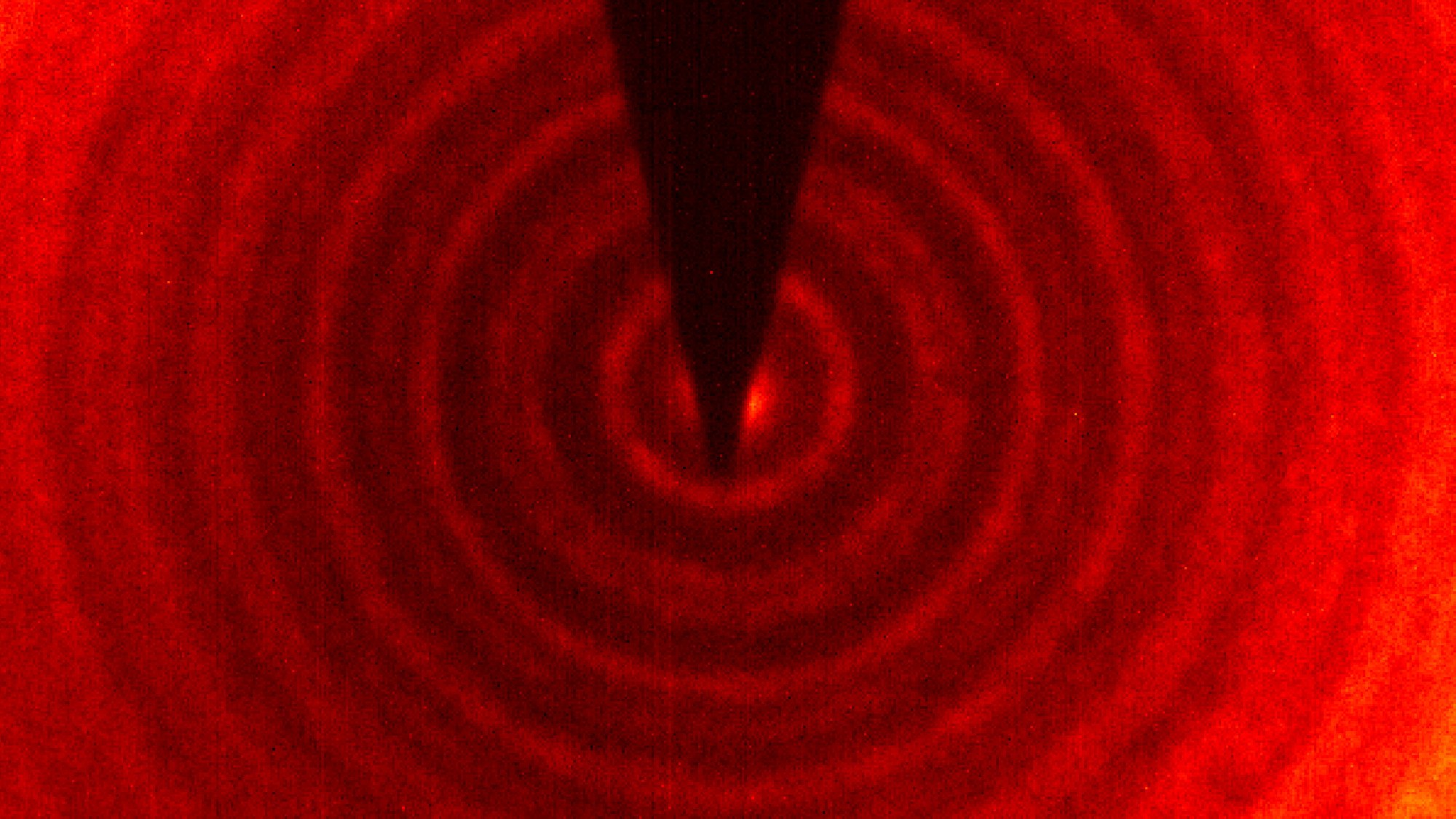 Ringförmiges Beugungsmuster von Materiewellen eines Atomstrahls beim Durchleuchten eines Festkörpers