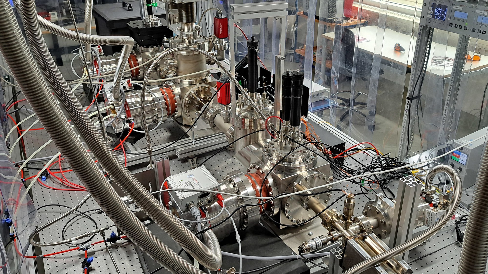 Das Beugungsexperiment von Materiewellen ist in mehreren Vakuumkammern aufgebaut.