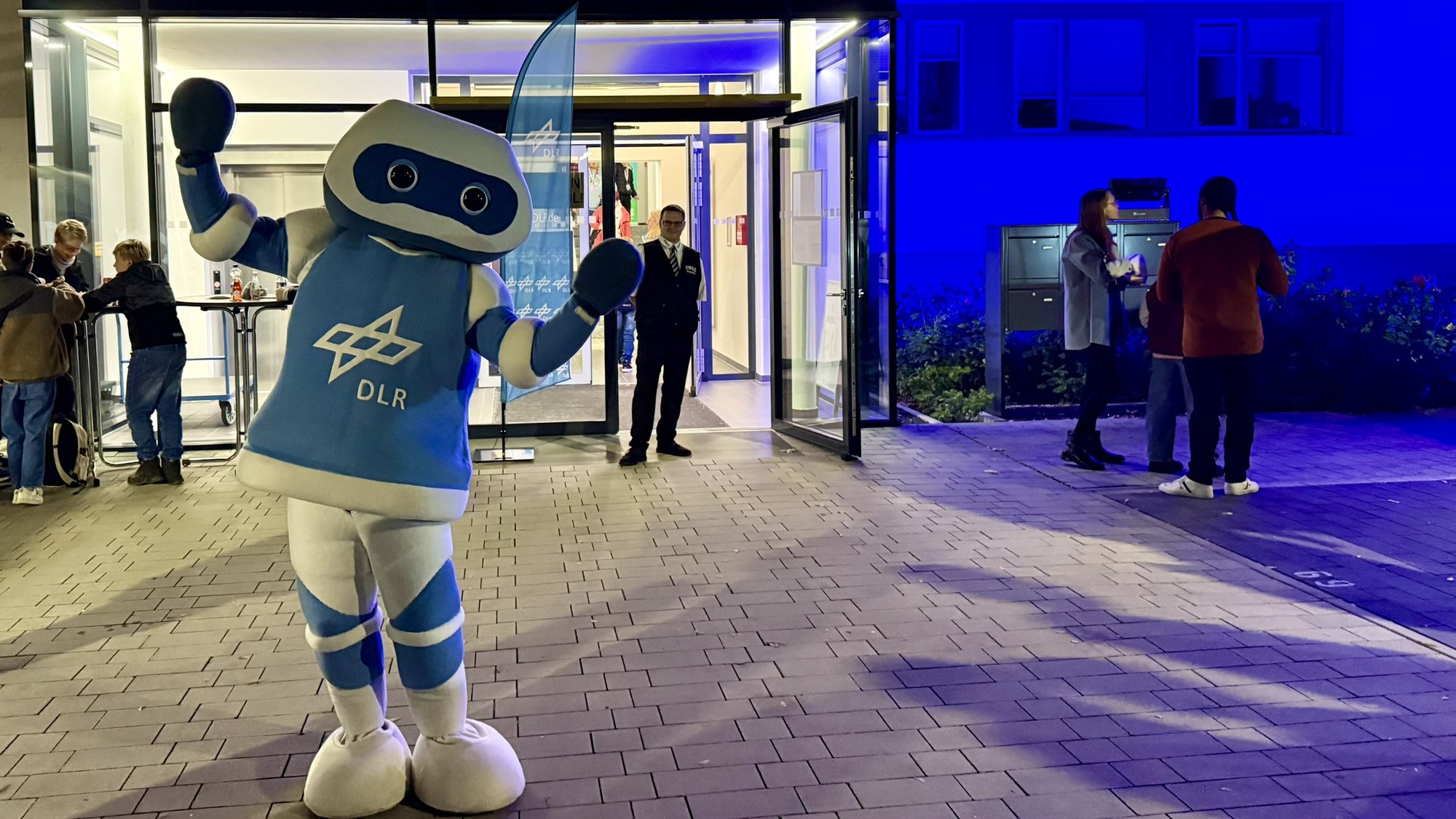 Arti begrüßt die Besucherinnen und Besucher