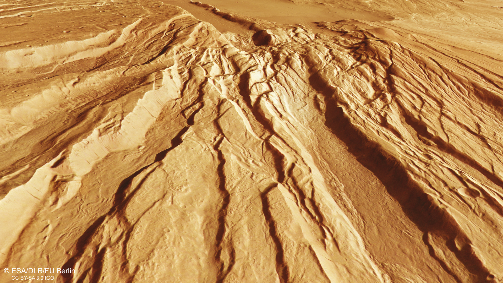 Luftbild von Acheron Fossae, einem 800 km langen tektonisch geprägten Grabenbruchsystem.