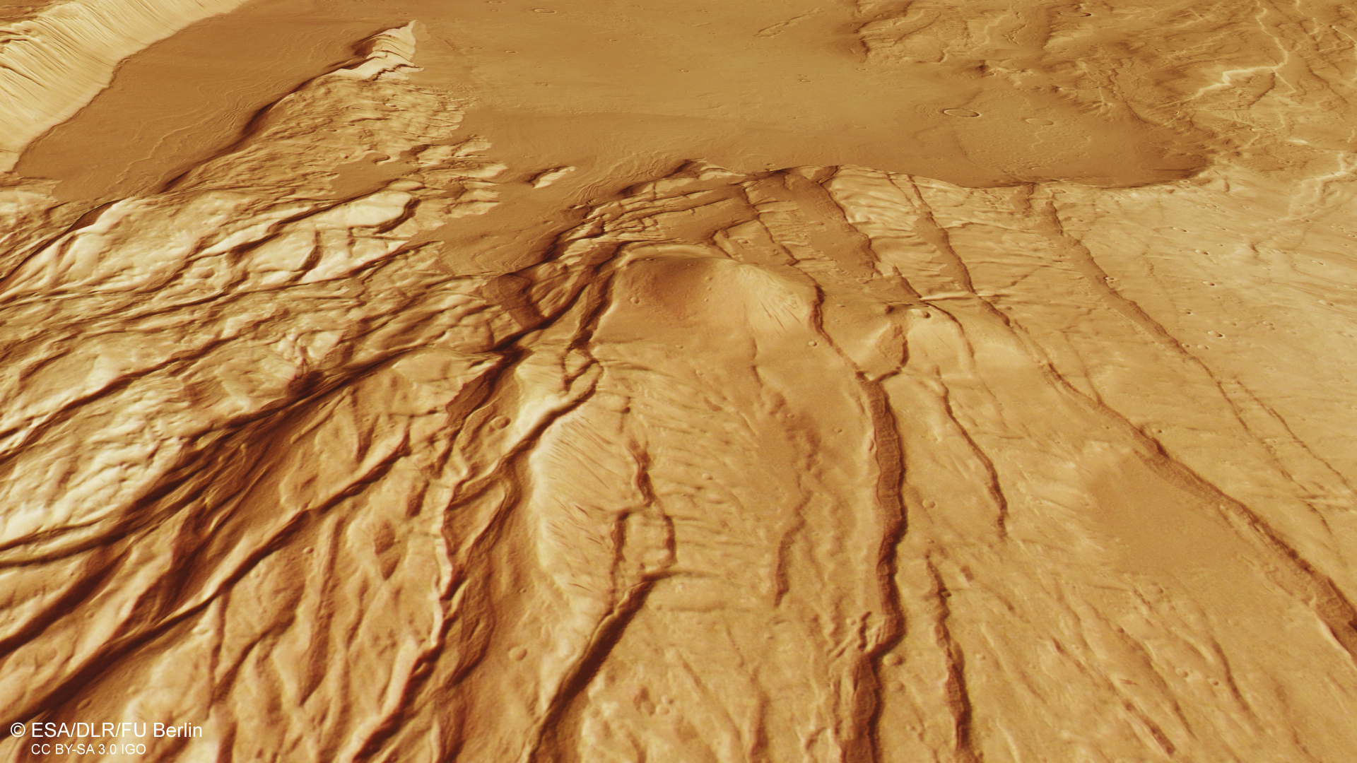 Luftbild einer Mars-Landschaft mit Horst-und-Graben-Strukturen im Vordergrund.