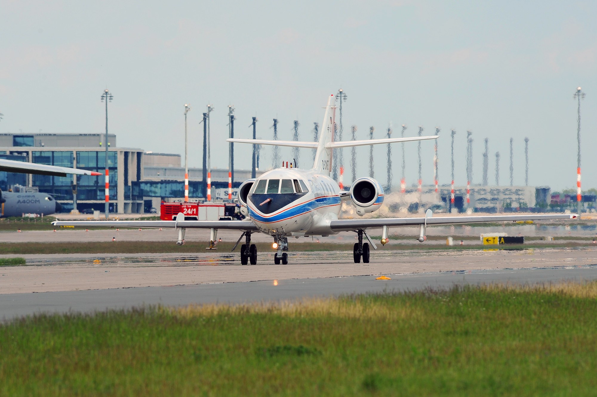 DLR-Forschungsflugzeug Falcon 20E auf dem Rollfeld