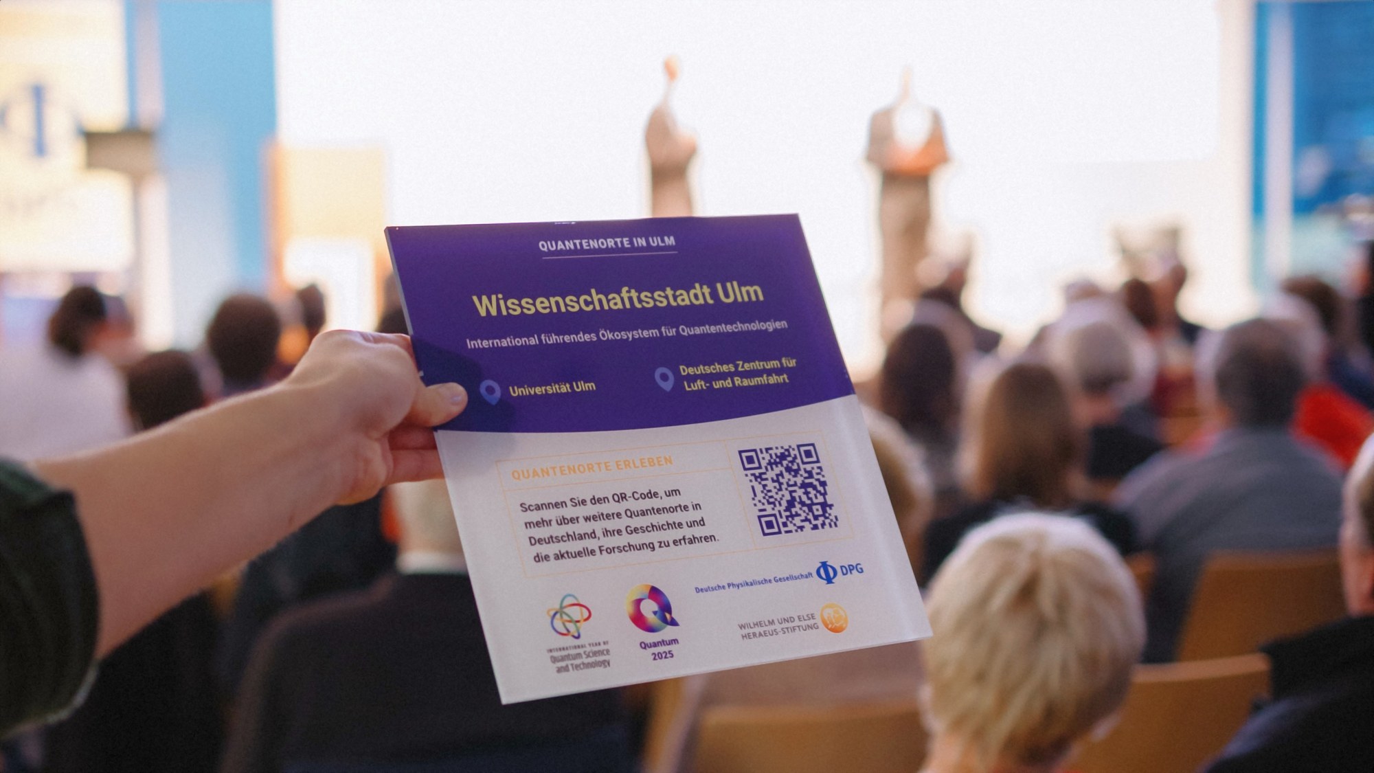 Gebäudeplakette mit QR-Code zu Quantenorten auf interaktiver Online-Landkarte der DPG