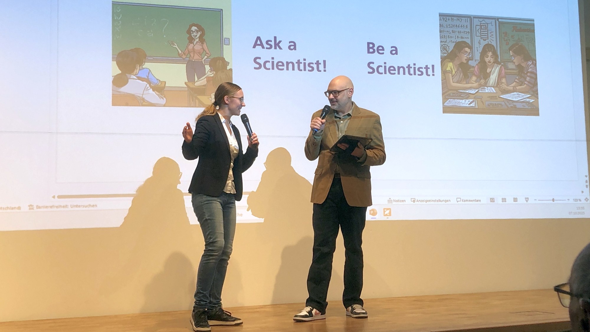DLR-Forscherin mit Moderator auf der Bühne beim DLR QUANTUM & SPACE DAY