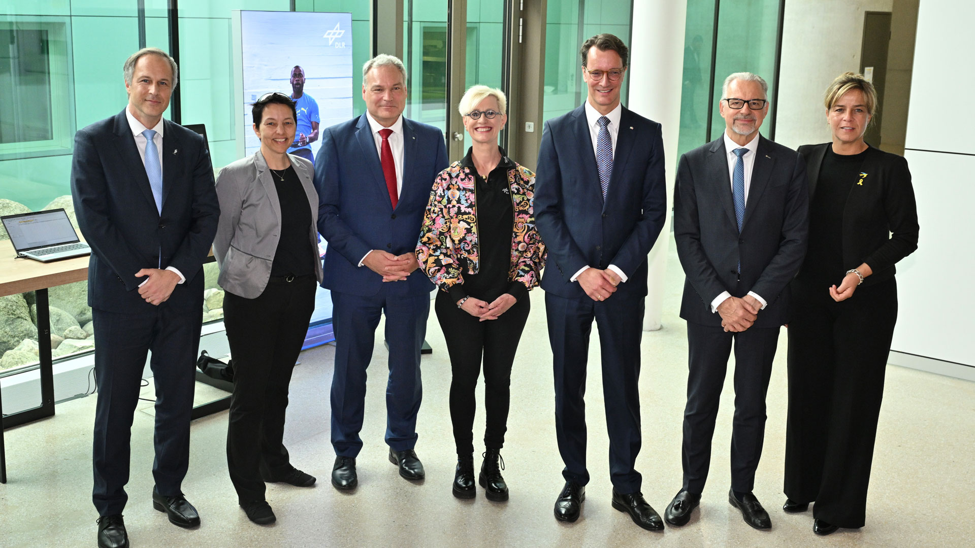 Gruppenbild: Daniel Neuenschwander, ESA-Direktor für astronautische und robotische Exploration, Dr. Anke Pagels-Kerp, DLR-Bereichsvorständin Raumfahrt, Dr. Walther Pelzer, DLR-Vorstandsmitglied und Generaldirektor der Deutschen Raumfahrtagentur im DLR, Prof. Dr.-Ing. Anke Kaysser-Pyzalla, Vorstandsvorsitzende des DLR, Hendrik Wüst, NRW-Ministerpräsident, Dr. Josef Aschbacher, ESA-Generaldirektor, und Mona Neubaur, Ministerin für Wirtschaft, Industrie, Klimaschutz und Energie des Landes Nordrhein-Westfalen.