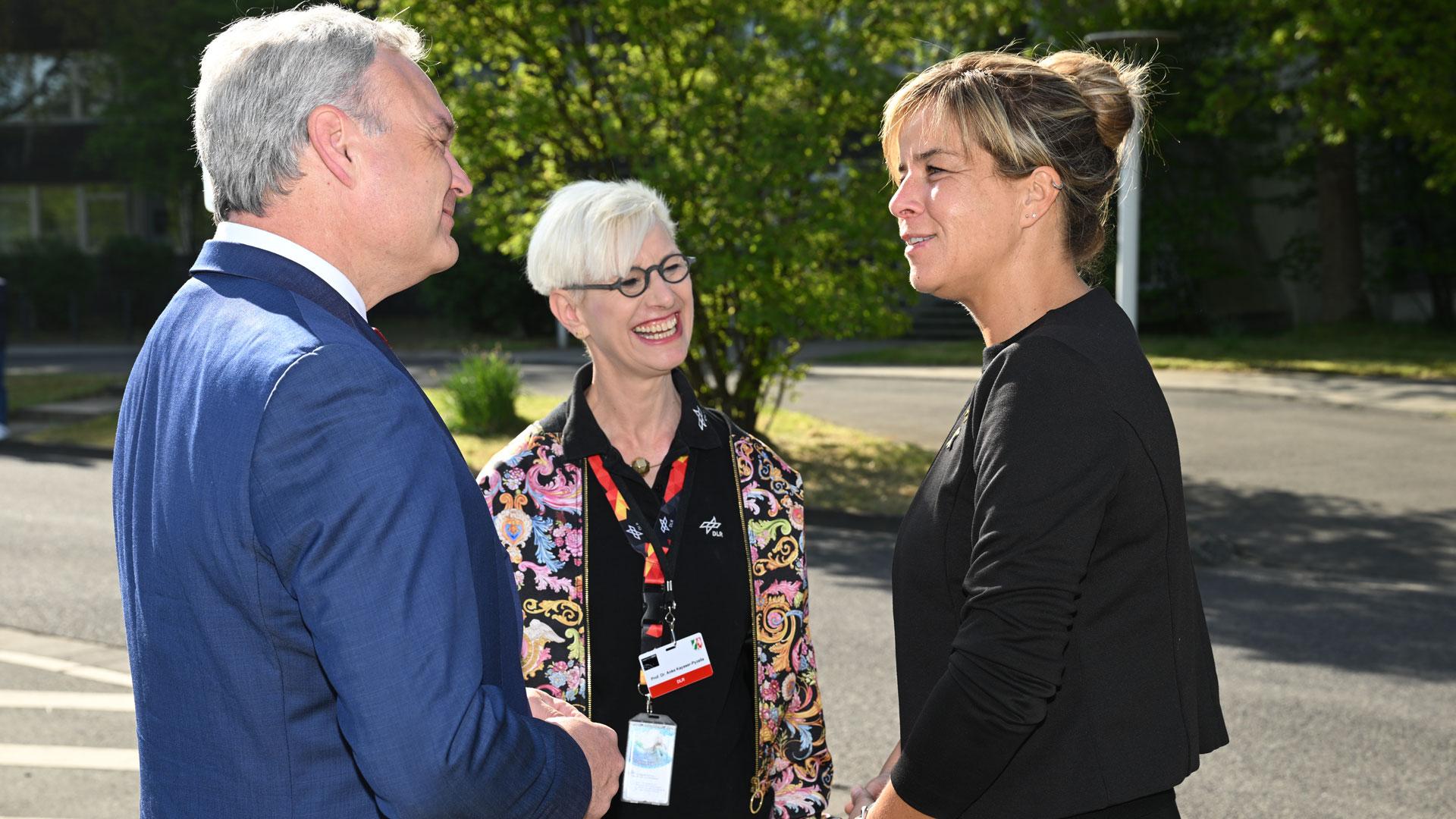 Dr. Walther Pelzer, DLR-Vorstandsmitglied und Generaldirektor der Deutschen Raumfahrtagentur im DLR, Prof. Dr.-Ing. Anke Kaysser-Pyzalla, DLR-Vorstandsvorsitzende, und Mona Neubaur, Ministerin für Wirtschaft, Industrie, Klimaschutz und Energie des Landes Nordrhein-Westfalen.