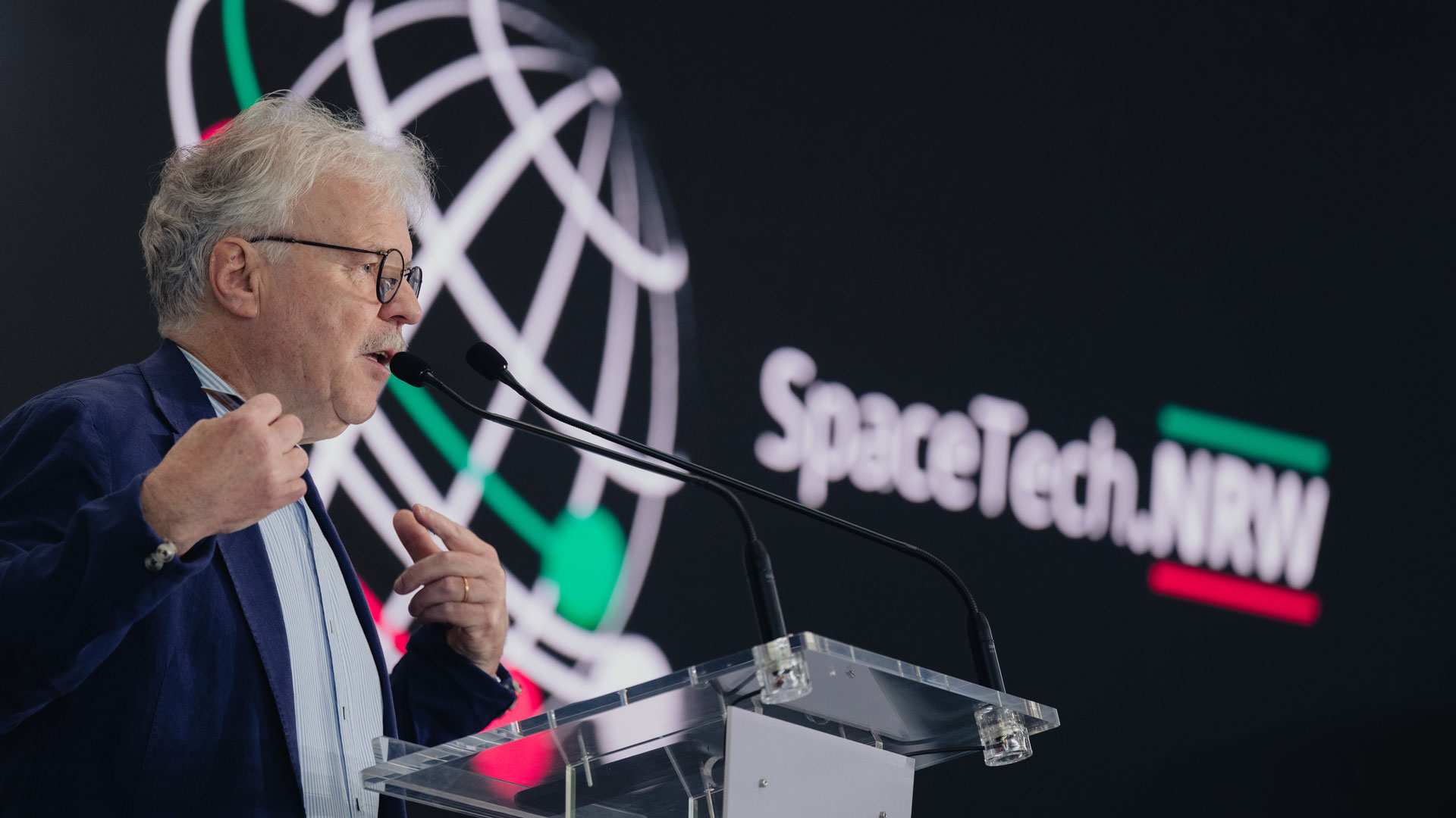 Auf der Bühne bei seinem Vortrag: Astronaut Reinhold Ewald