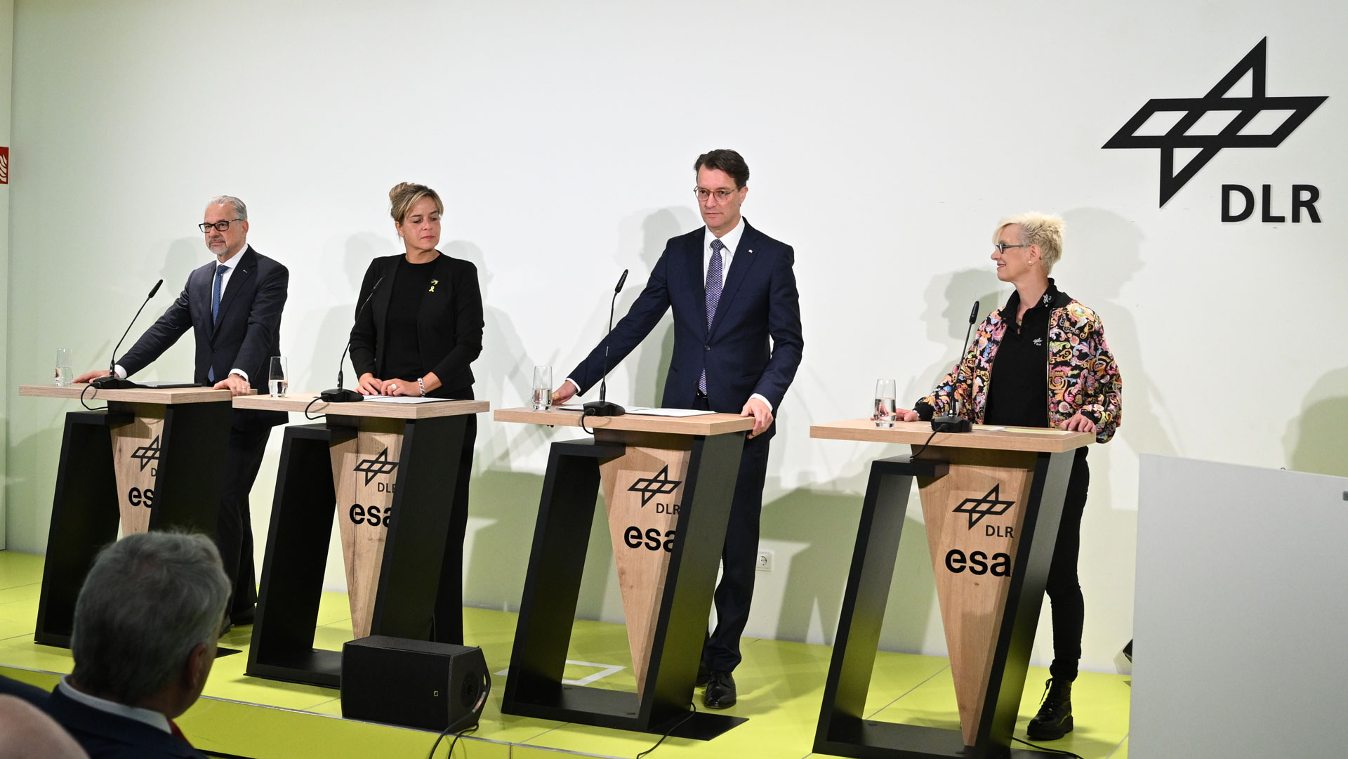 Auf der Bühne: ESA-Generaldirektor Dr. Josef Aschbacher, Mona Neubaur, Ministerin für Wirtschaft, Industrie, Klimaschutz und Energie des Landes Nordrhein-Westfalen, NRW-Ministerpräsident Hendrik Wüst, und Prof. Dr.-Ing. Anke Kaysser-Pyzalla, die Vorstandsvorsitzende des DLR