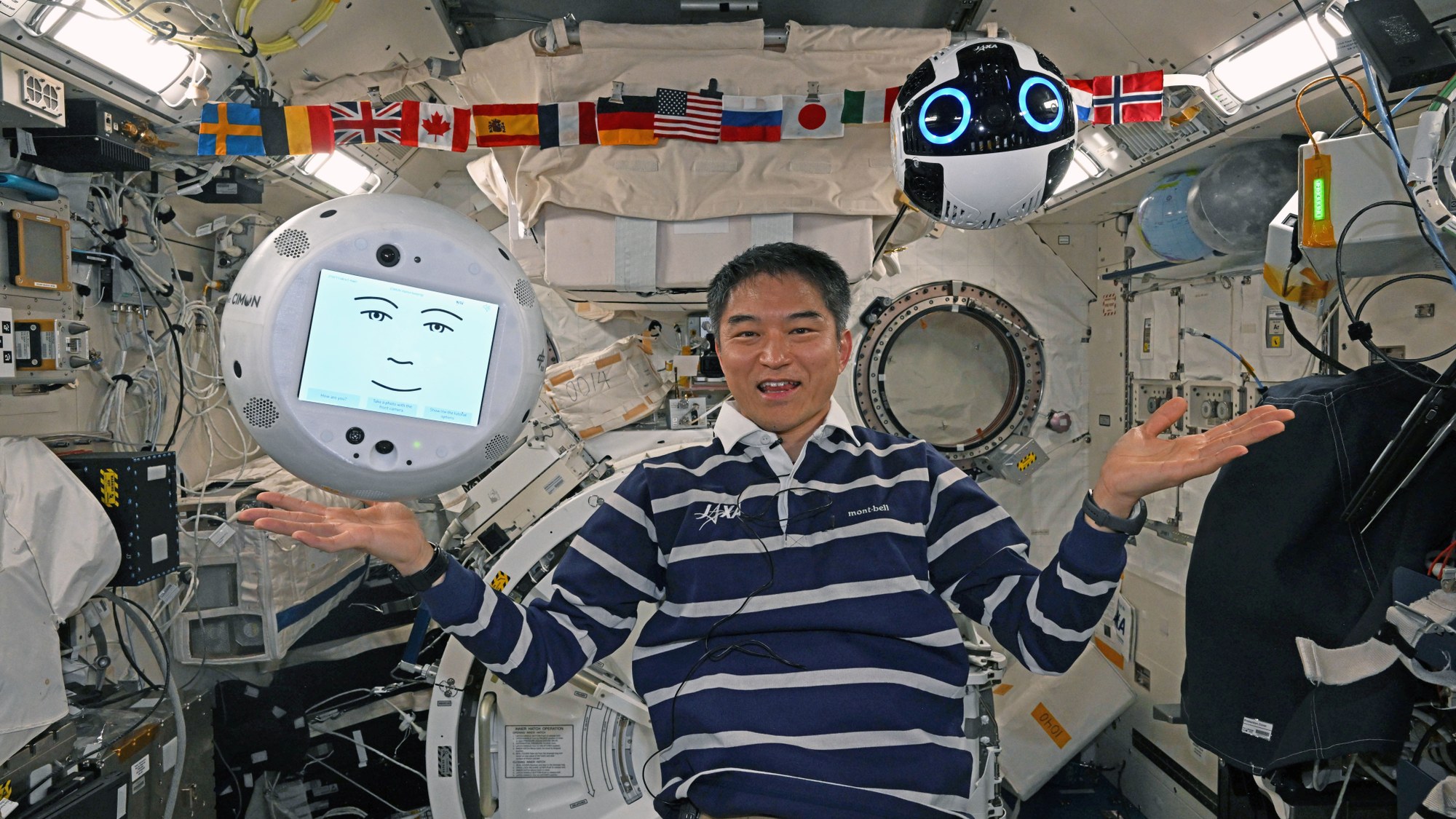 JAXA-Astronaut Takuya Ōnishi mit den Robotern CIMON und Int-Ball2 auf der ISS