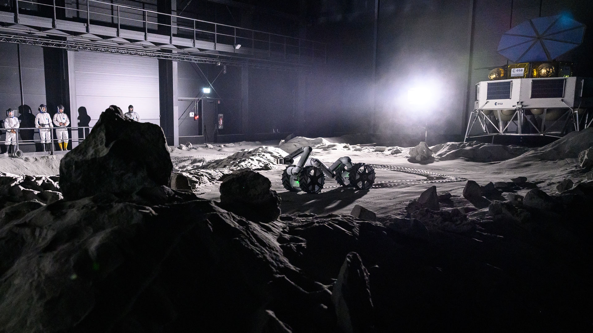 Das Bild zeigt einen MoonBot, einen modular aufgebauten Roboter mit zwei Räder-Paaren und Armen.