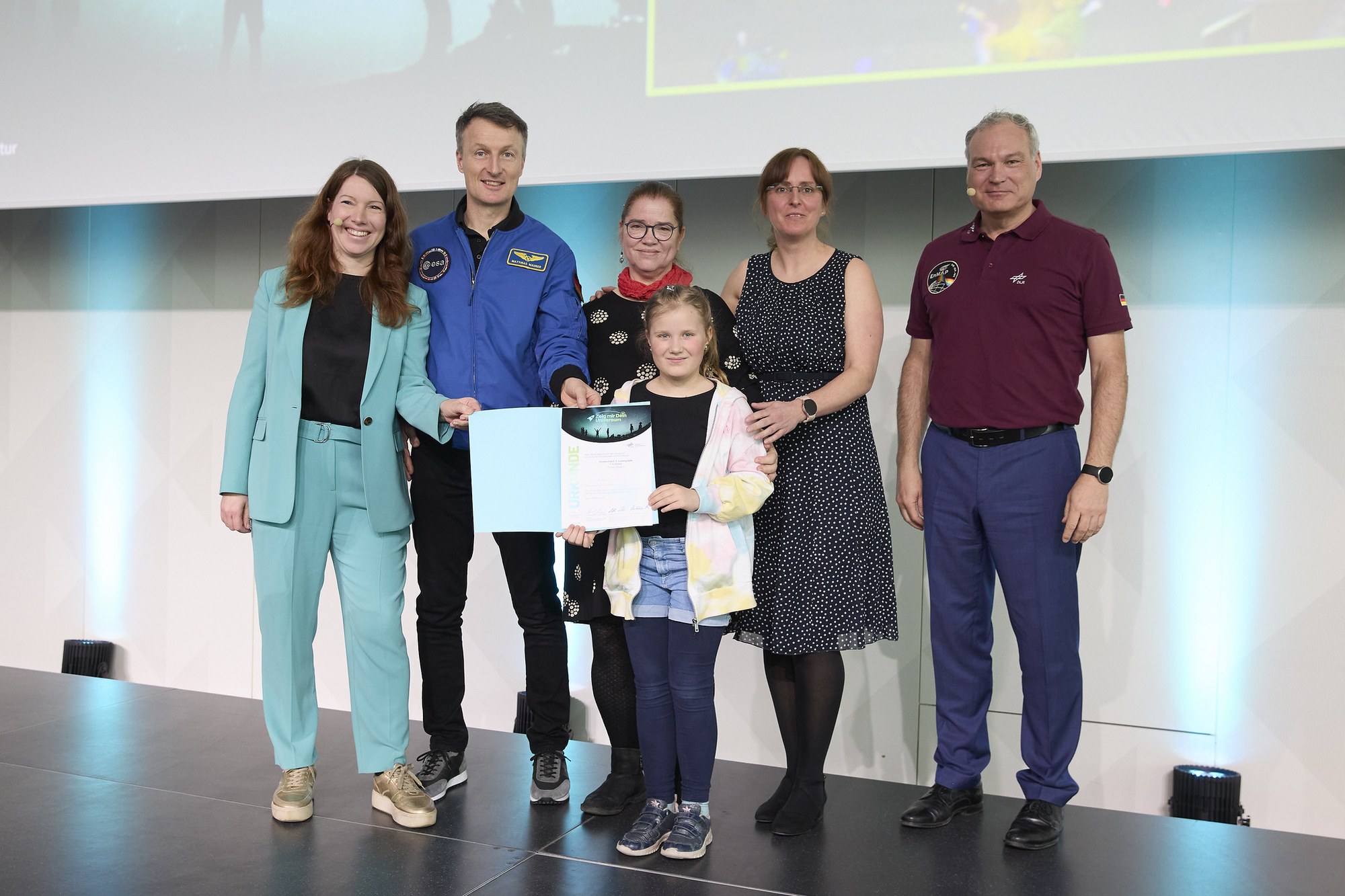 Sieger des Wettbewerbs „Zeig mir Dein Universum“ in der Kategorie Grundschulen auf der Bühne bei der Auftaktveranstaltung zum Tag der Raumfahrt am 28.03.2025 im Futurium in Berlin
