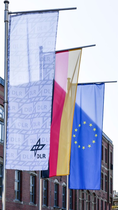 Flaggen des DLR, Deutschlands znd Europa vor der XPOST in Köln beim „Tag der Raumfahrt 2025“