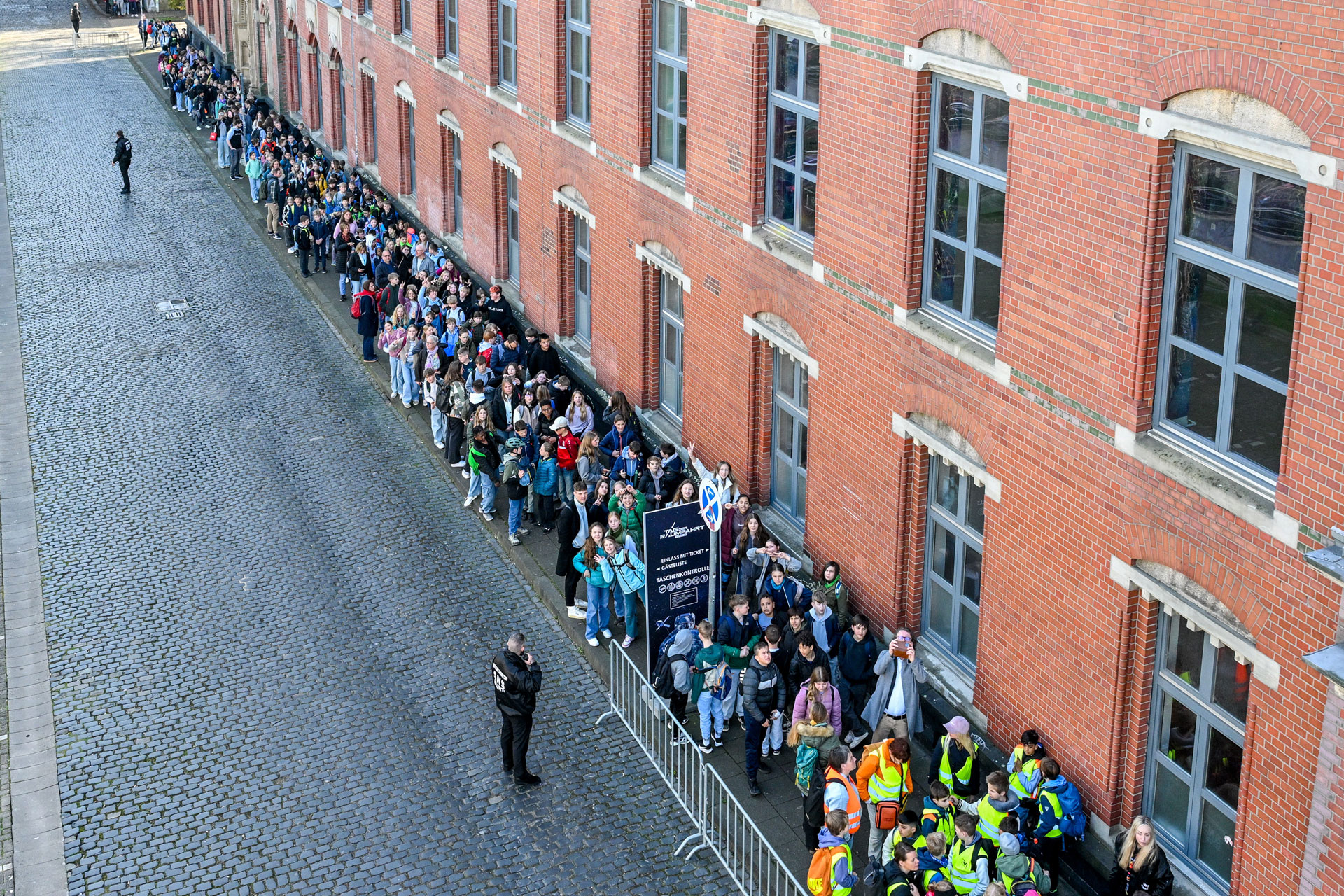 Lange Schlange vor der XPOST für das Schulprogramm zum „Tag der Raumfahrt 2025“