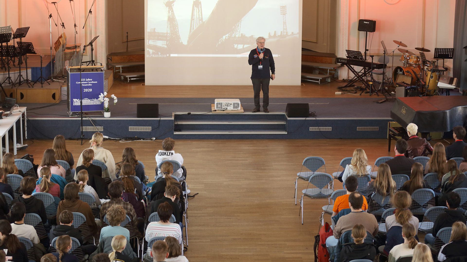 Reinhold Ewald auf der Bühne in Neustrelitz beim „Tag der Raumfahrt 2025“