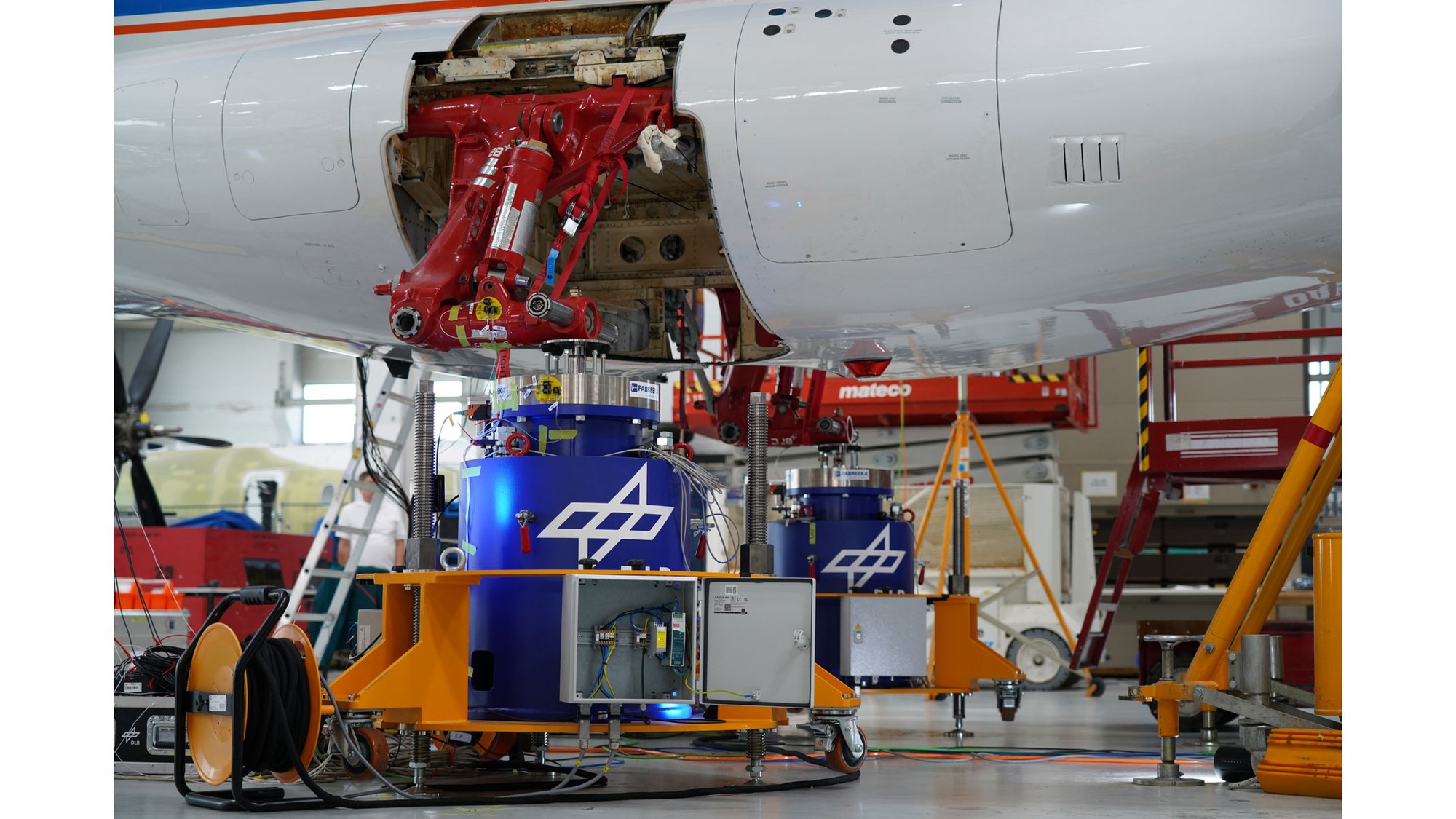 Bild der D328® UpLift auf einer speziellen Luftstützung des DLR