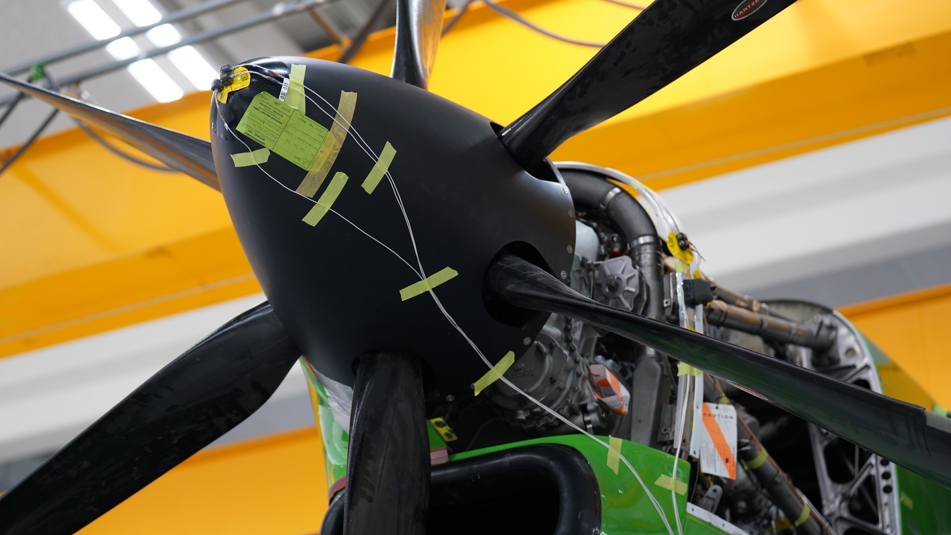 ein farbiges Bild von der Propellerspitze des Triebwerks mit Propellerspitze des Triebwerks