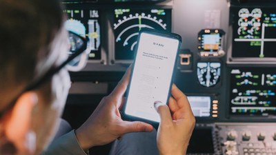 Symbolbild: Bedienung der DLR-App Fit4Duty im Flugzeugcockpit