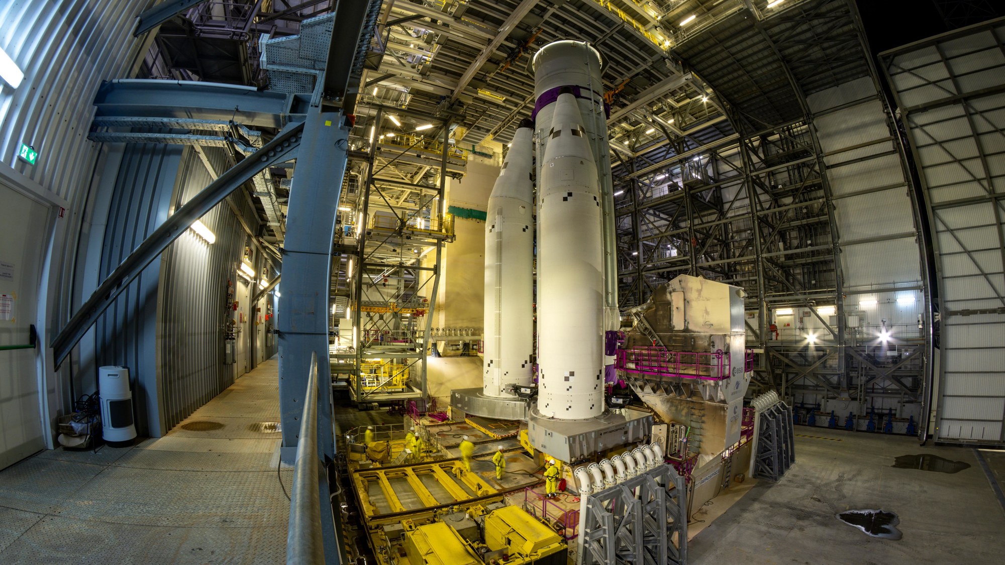Installation der Booster an der Ariane 6