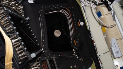 Blick aus dem Fenster der Orion auf den Mond. Rechts im Bild: einer der DLR-Strahlungsdetektoren M-42 EXT.