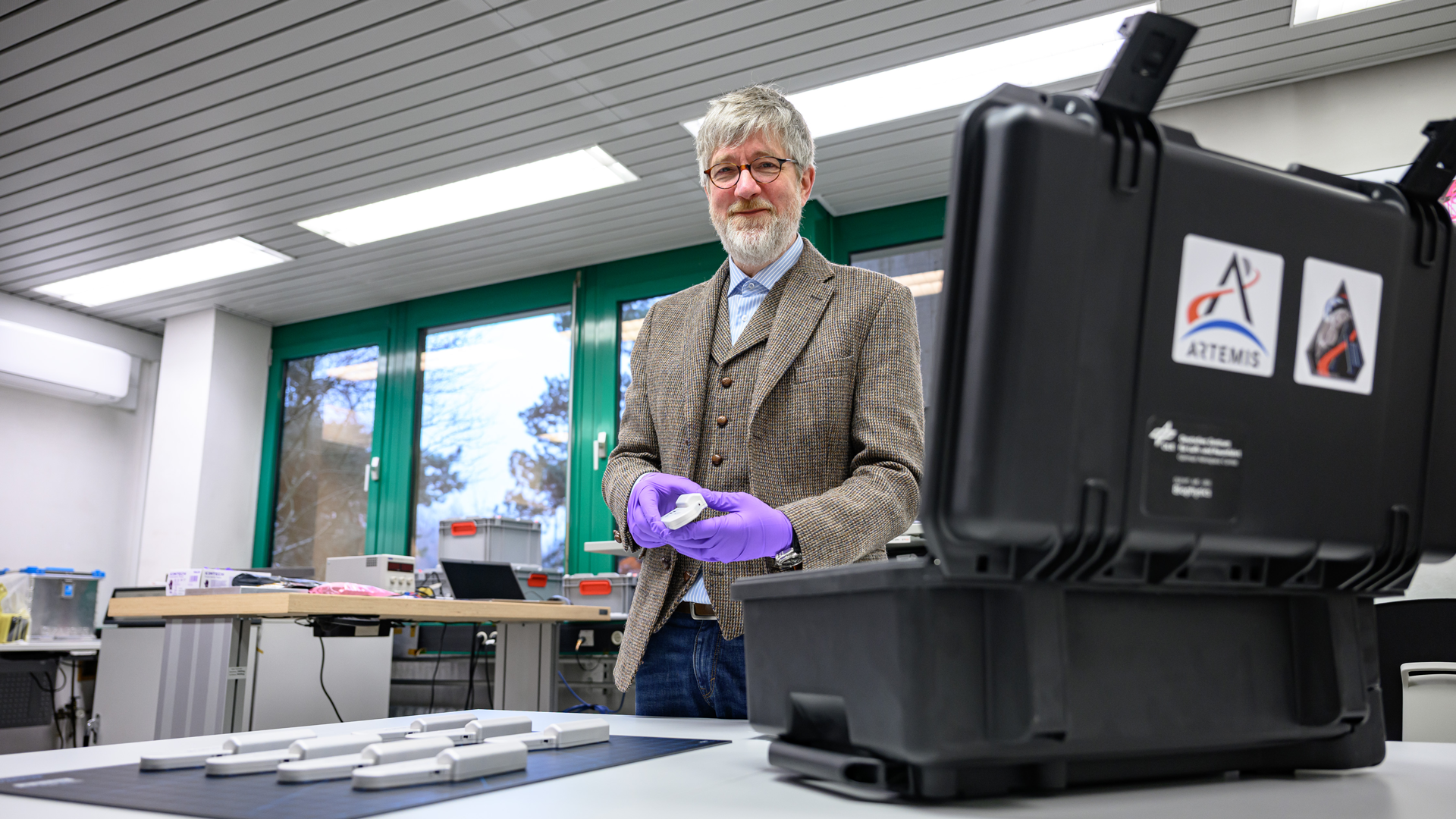 Dr. Thomas Berger, Strahlenbiologe und Projektleiter der Strahlungsexperimente auf Artemis I und II, bei den letzten Vorbereitungen der M-42 EXT.