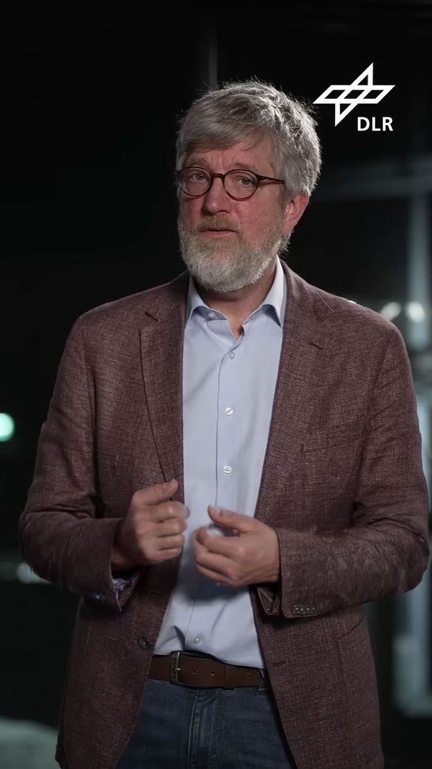 Dr. Thomas Berger, Leiter der Strahlenbiologie am Institut für Luft- und Raumfahrtmedizin, erläutert die DLR-Strahlungsexperimente auf Artemis II