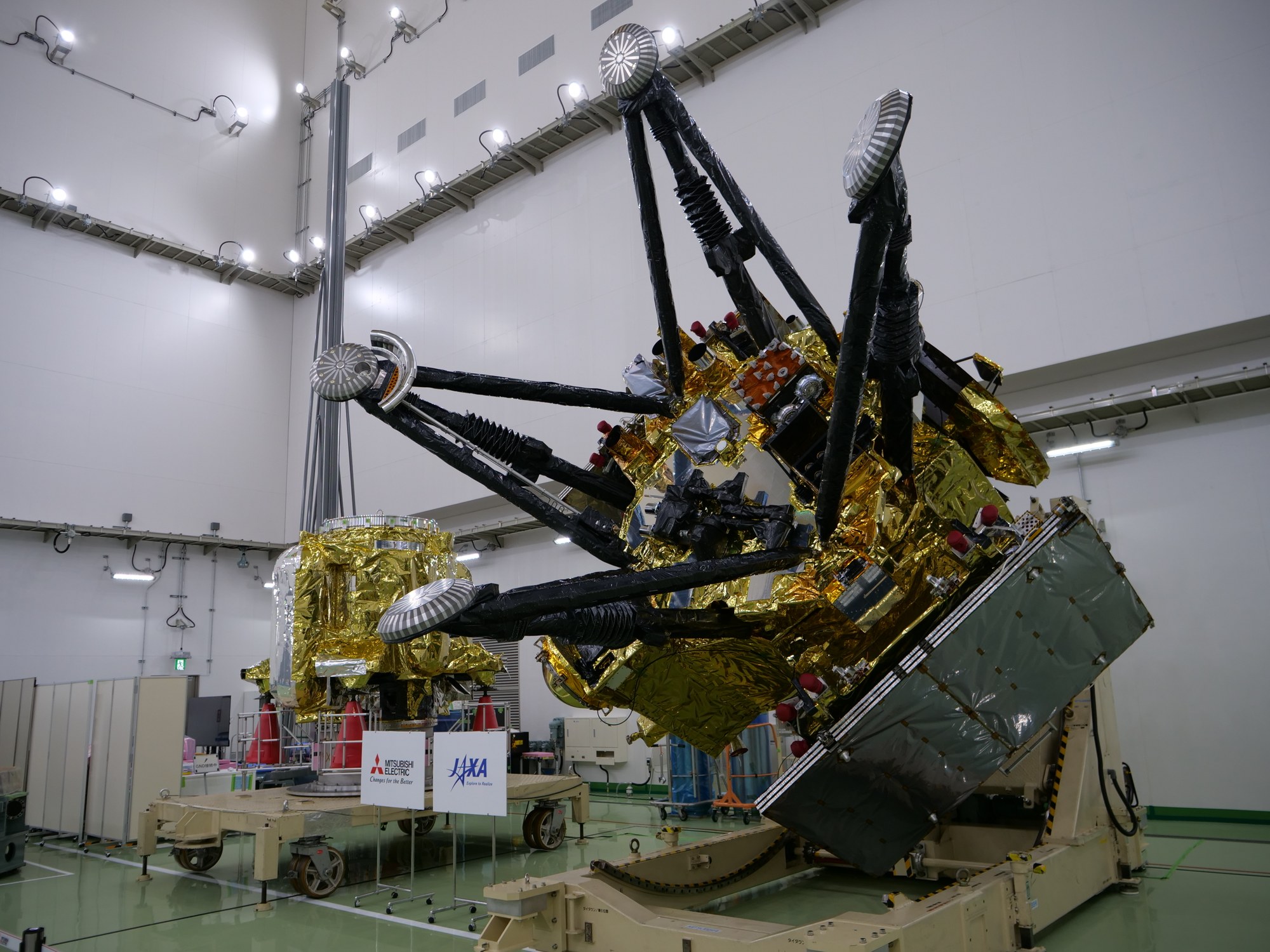 Zweigeteilte MMX-Raumsonde im Reinraum des JAXA-Weltraumbahnhofs in Tanegashima
