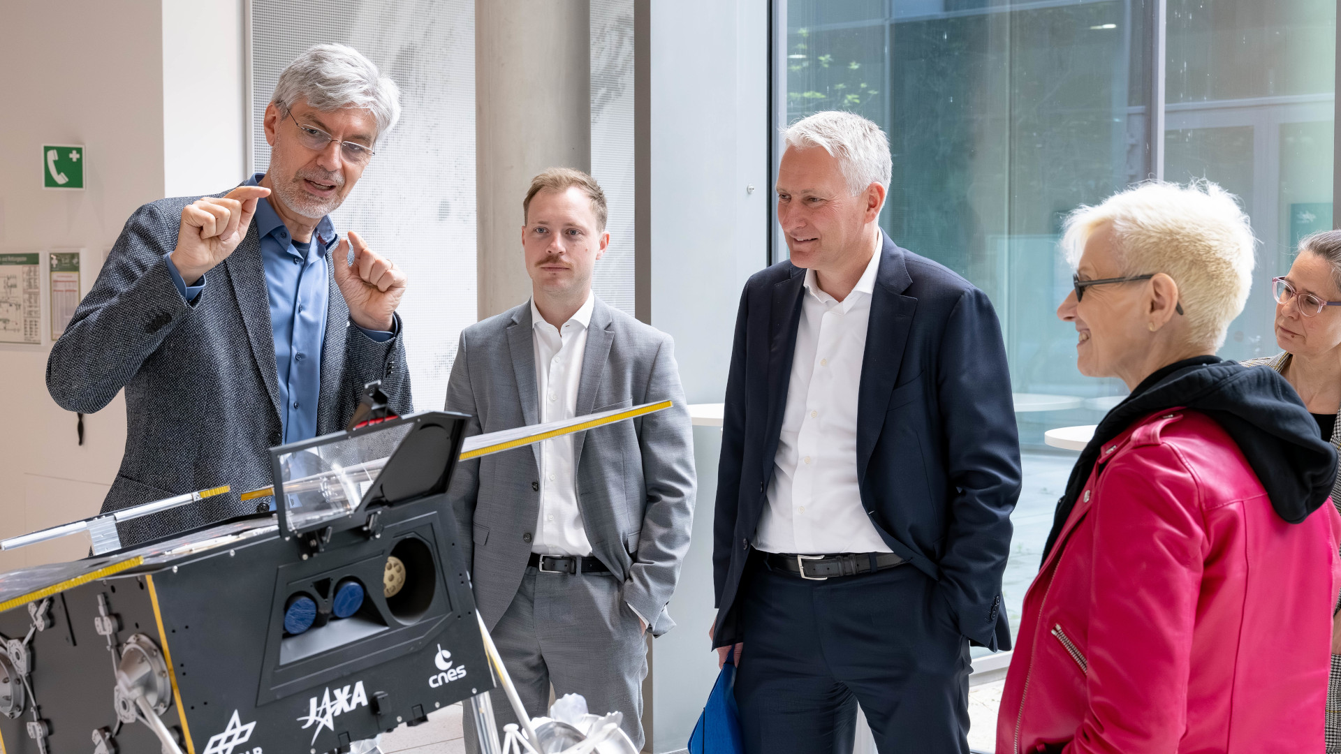 Standortbesuch von Bundestagsabgeordnetem Hansjörg Durz beim DLR in Oberpfaffenhofen