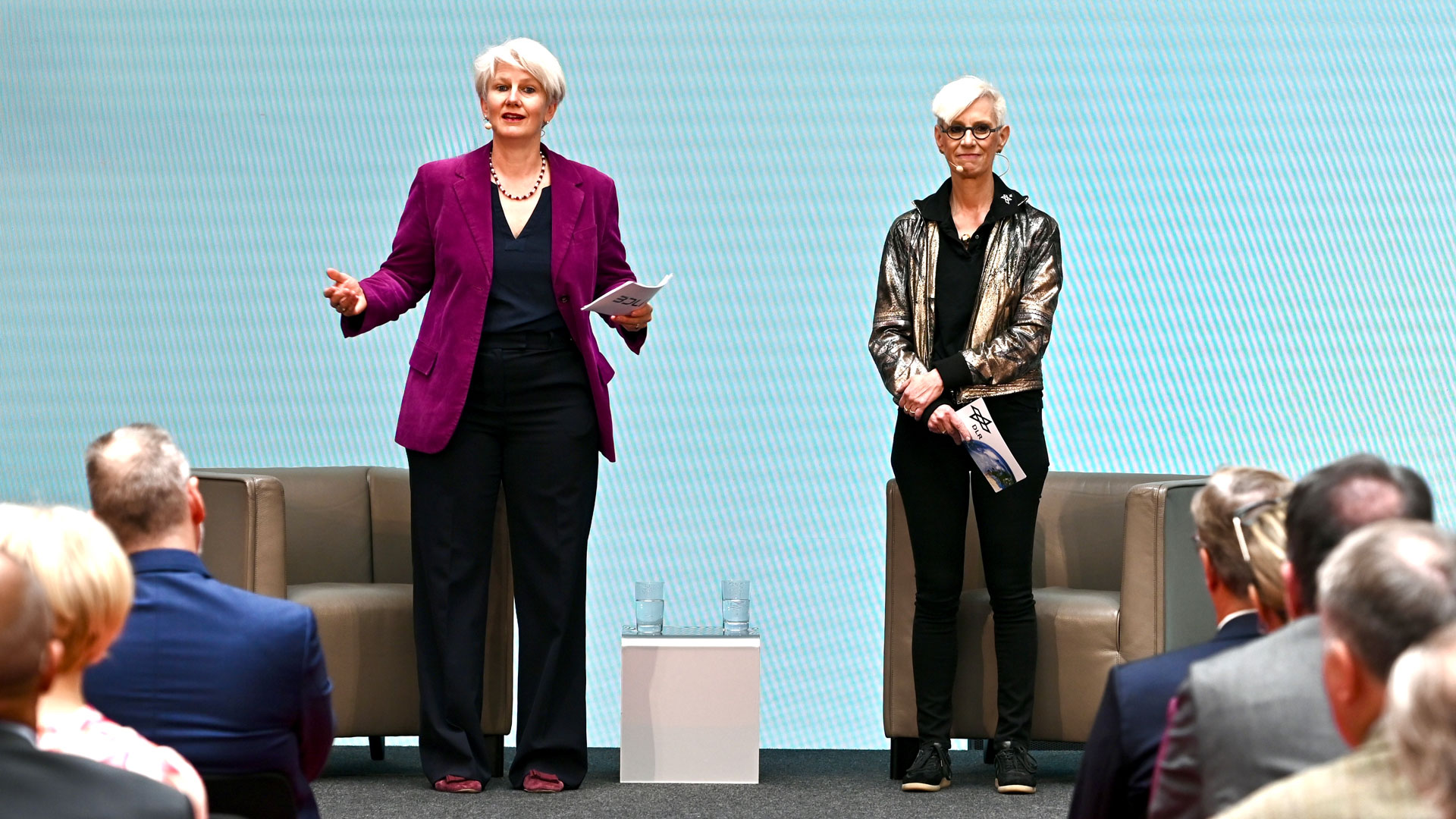 Auf der Bühne beim Berlin Aviation Summit 2026: Dr. Sabine Klauke von Airbus und Prof. Dr.-Ing. Anke Kaysser-Pyzalla vom DLR