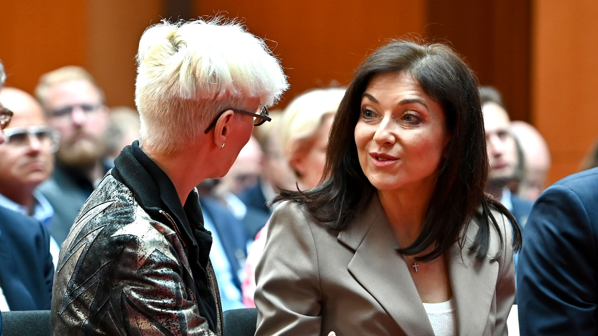 DLR-Vorstandsvorsitzende Dr.-Ing. Anke Kaysser-Pyzalla im Austausch mit Bundeswirtschaftsministerin Reiche