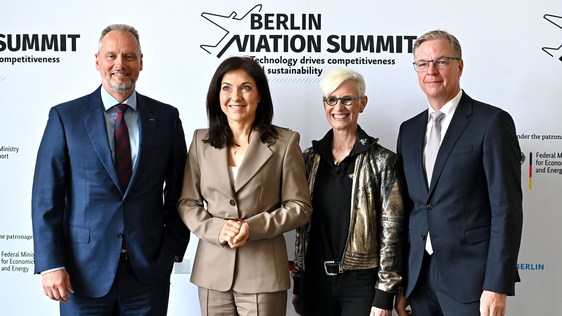 Gruppenfoto: Dr. Michael Schöllhorn, CEO bei Airbus Defence and Space, Katherina Reiche, Bundesministerin für Wirtschaft und Energie, Prof. Dr.-Ing. Anke Kaysser-Pyzalla, DLR-Vorstandsvorsitzende, und Dr. Johannes Bussmann, CEO der MTU Aero Engines AG