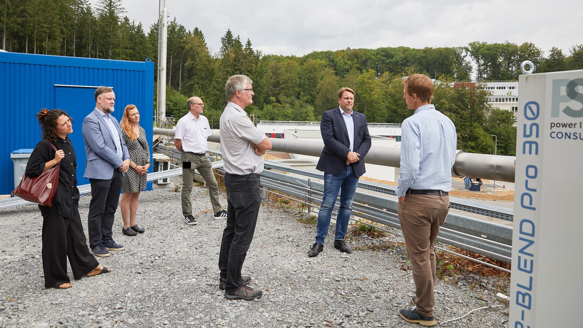 Gruppenbild am H2-Container-Technikum während des Besuchs des MdL Dr. Boris Weirauch beim DLR in Lampoldshausen
