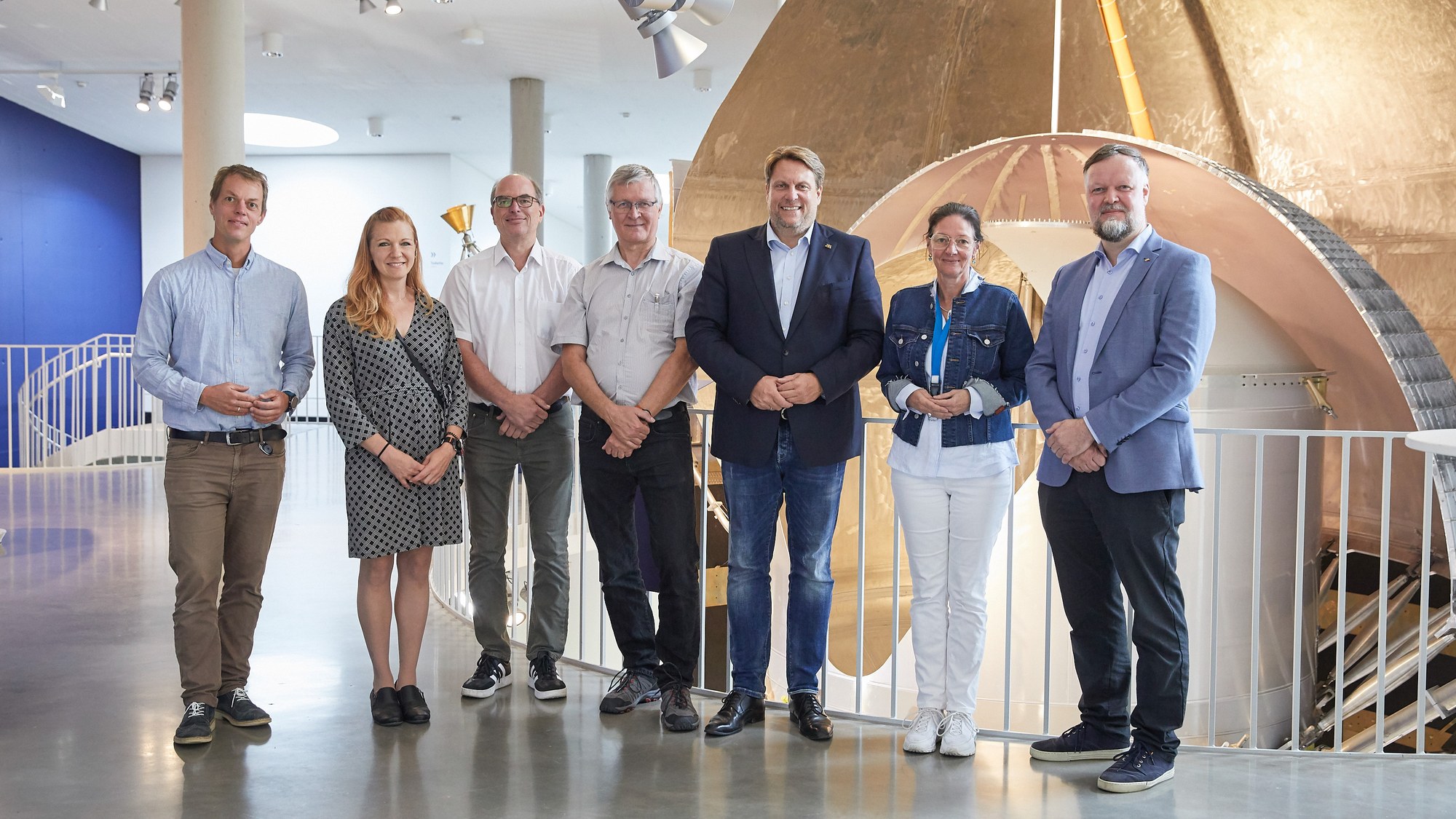 Gruppenbild während des Besuchs des MdL Dr. Boris Weirauch beim DLR in Lampoldshausen