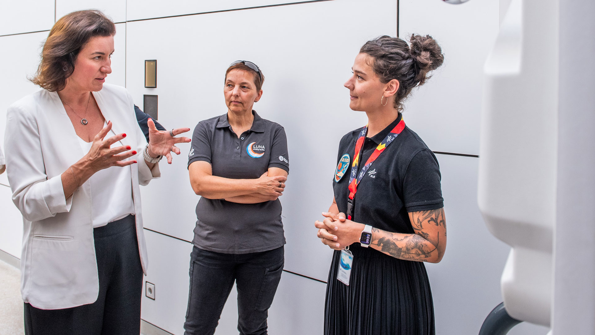 Bundesministerin Dorothee Bär im Gespräch mit Anke Pagels-Kerp und Amelie Therre
