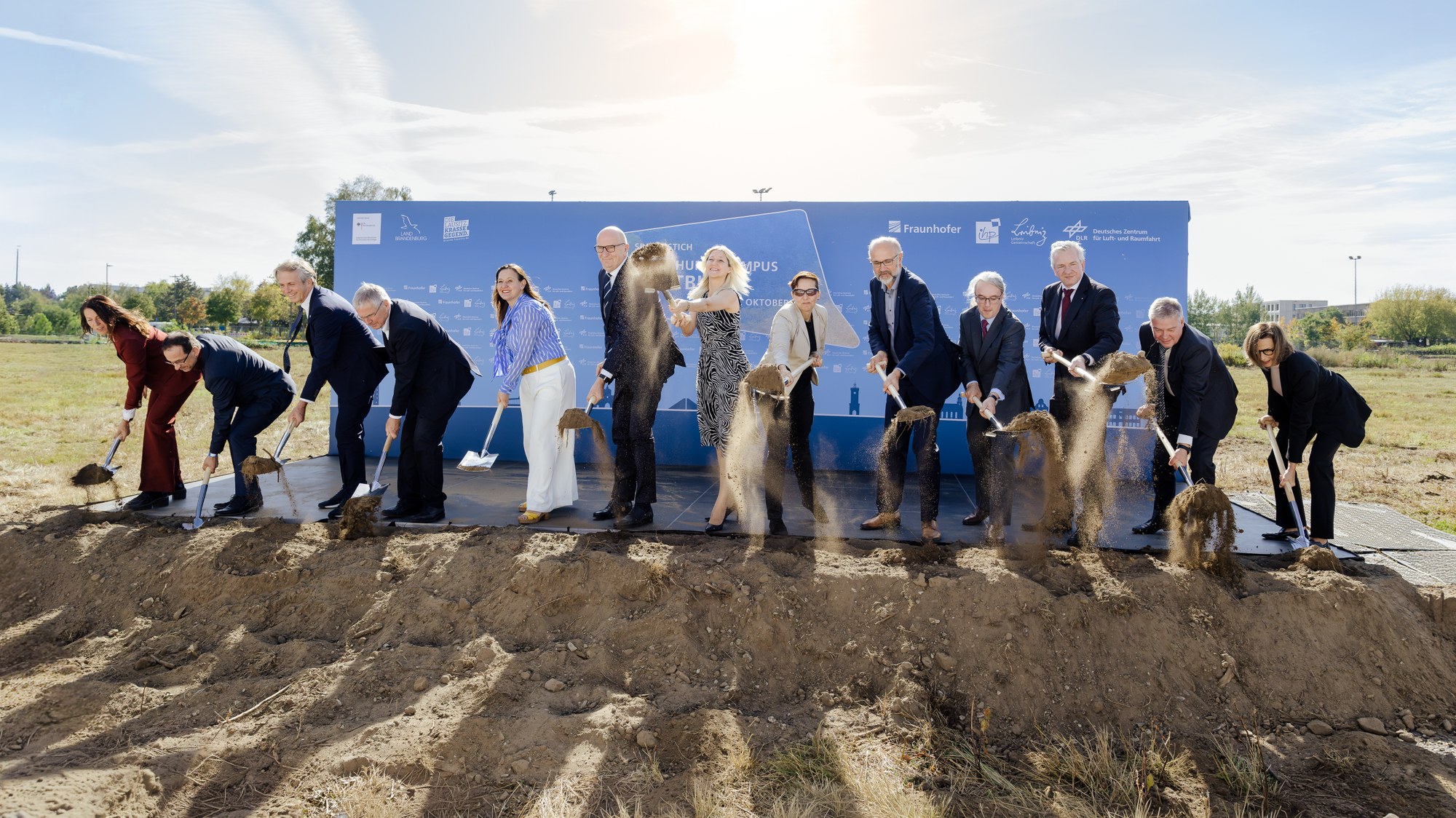 Gruppenfoto beim Spatenstich