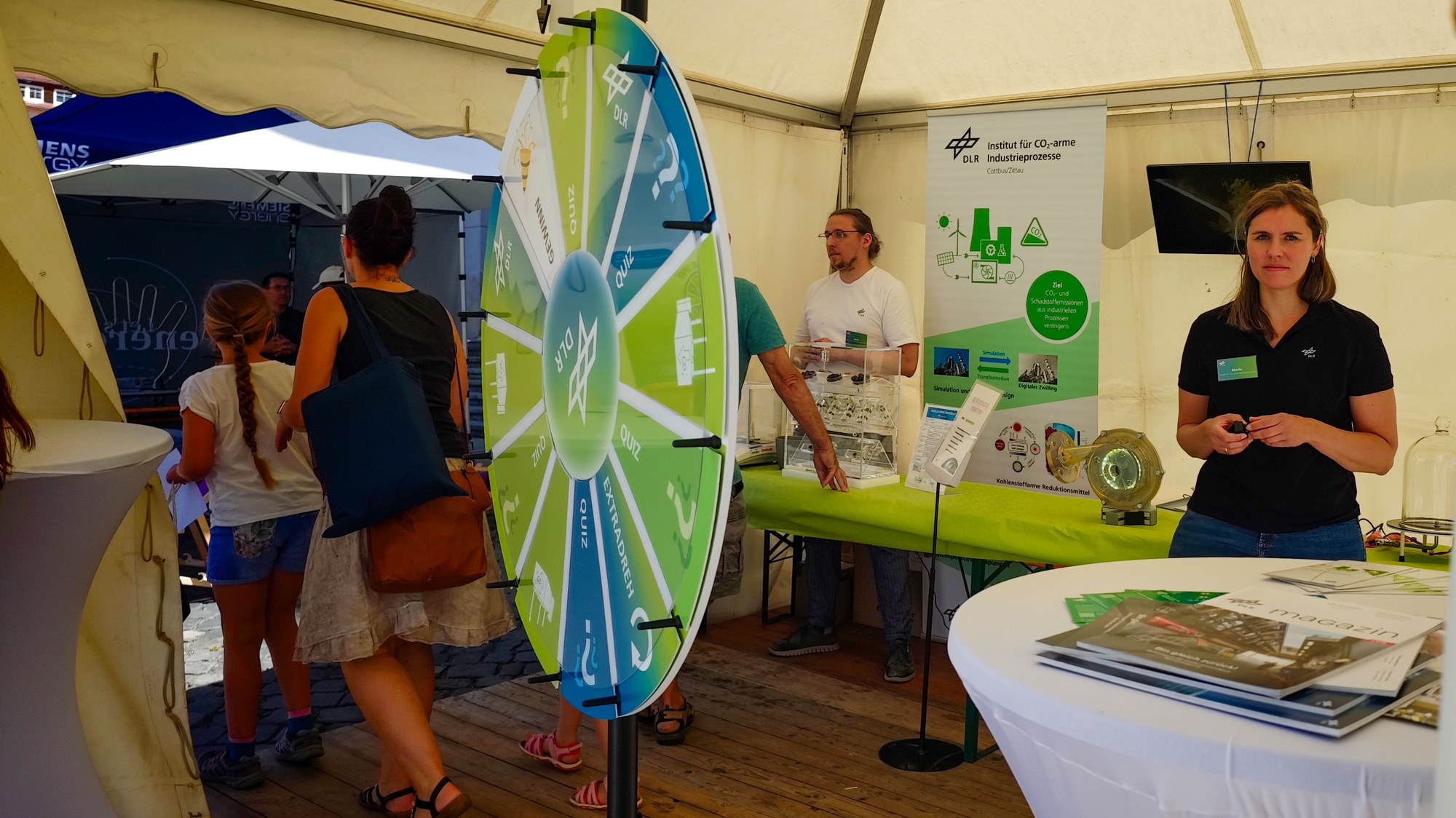 Überblick des Stands des DLR auf der Experimentiermeile