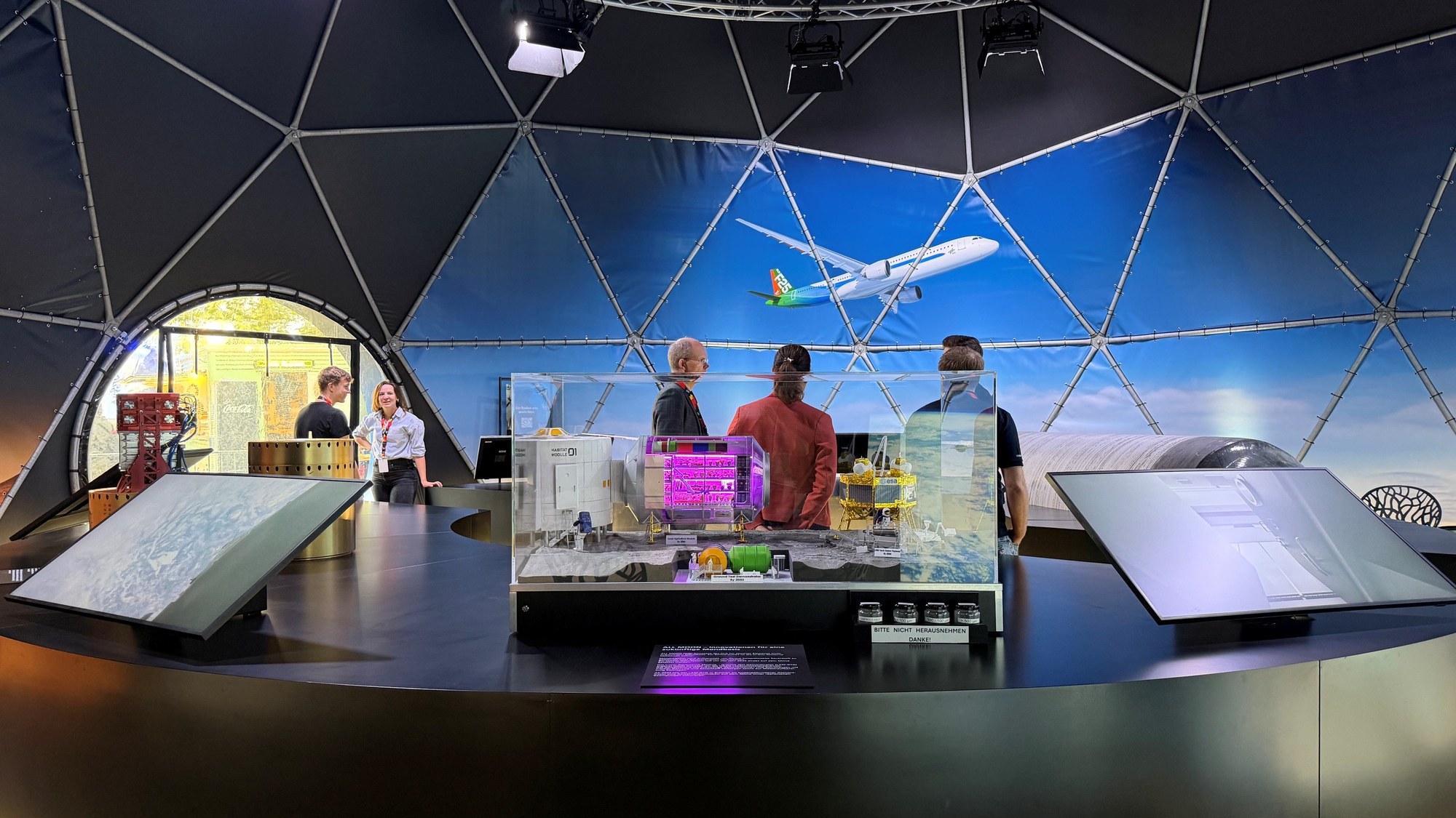 In der Themenwelt Luft- und Raumfahrt zeigt das DLR unter anderem neue Flugzeugkonzepte, Wasserstofftanks und Technologien für wiederverwendbare Raumtransportsysteme
