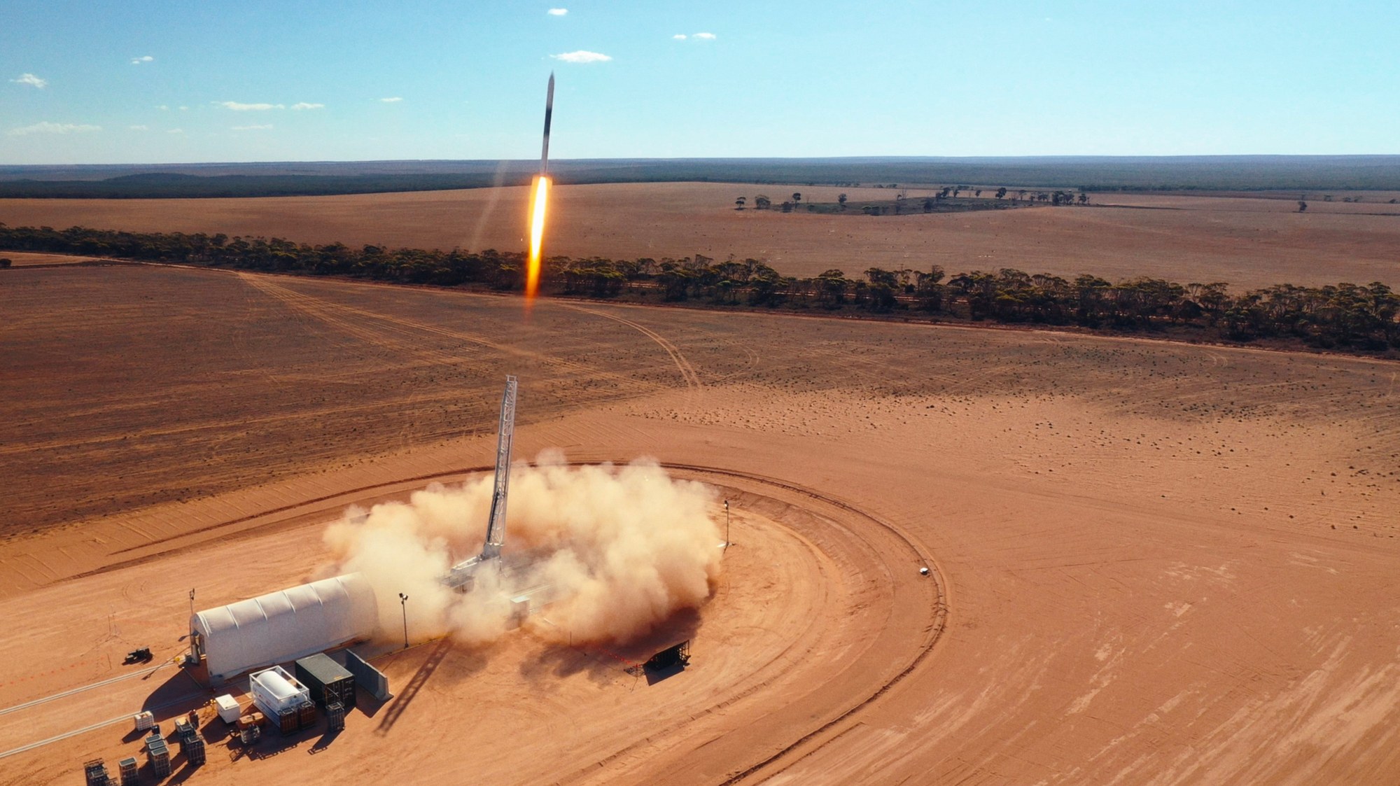 ZU sehen ist die einstufige Höhenforschungsrakete SR75 der DLR Ausgründung HyImpulse beim Start im australischen Koonibba.