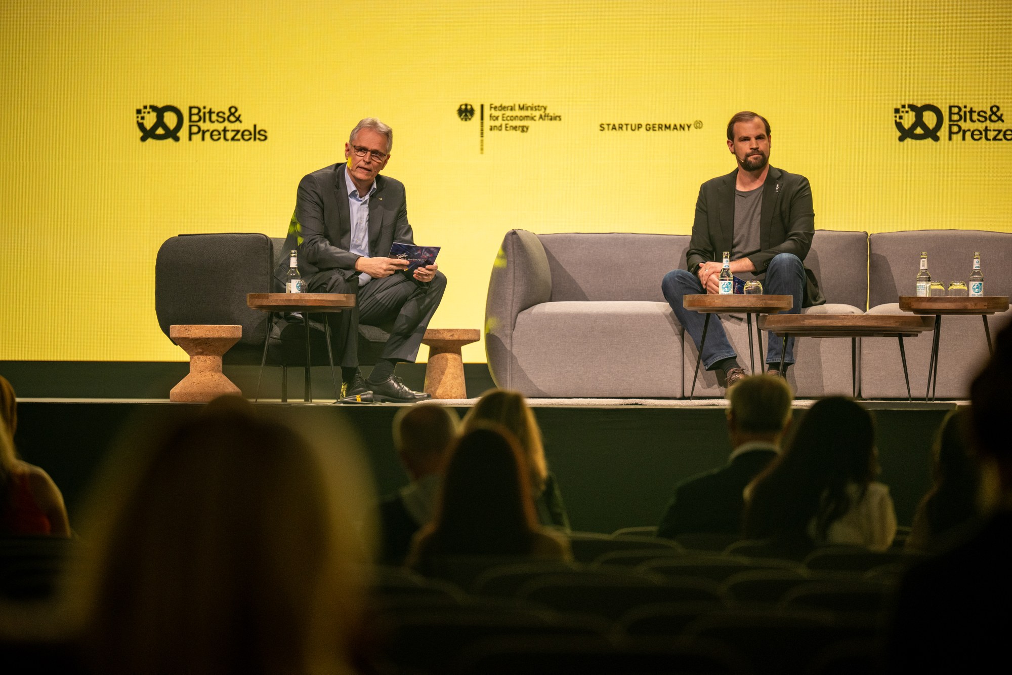 Prof. Karsten Lemmer und Sven Parusel auf der Bühne zu ihrer Keynote auf der Bits & Pretzels 2026