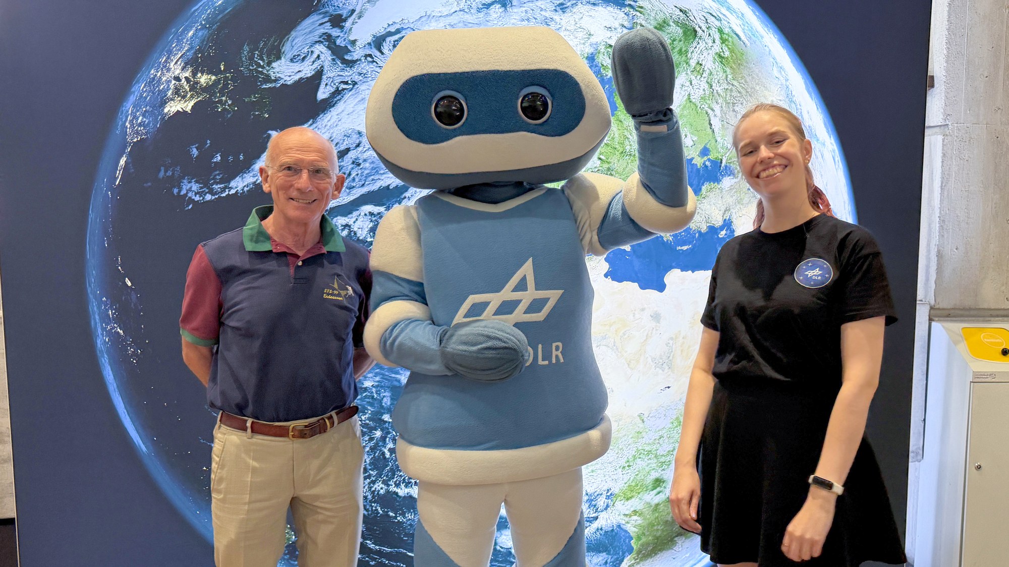 ESA-Astronaut Dr. Gerhard Thiele, DLR-Maskottchen Arti und DLR-School_Lab-Moderatorin Anna Wehr