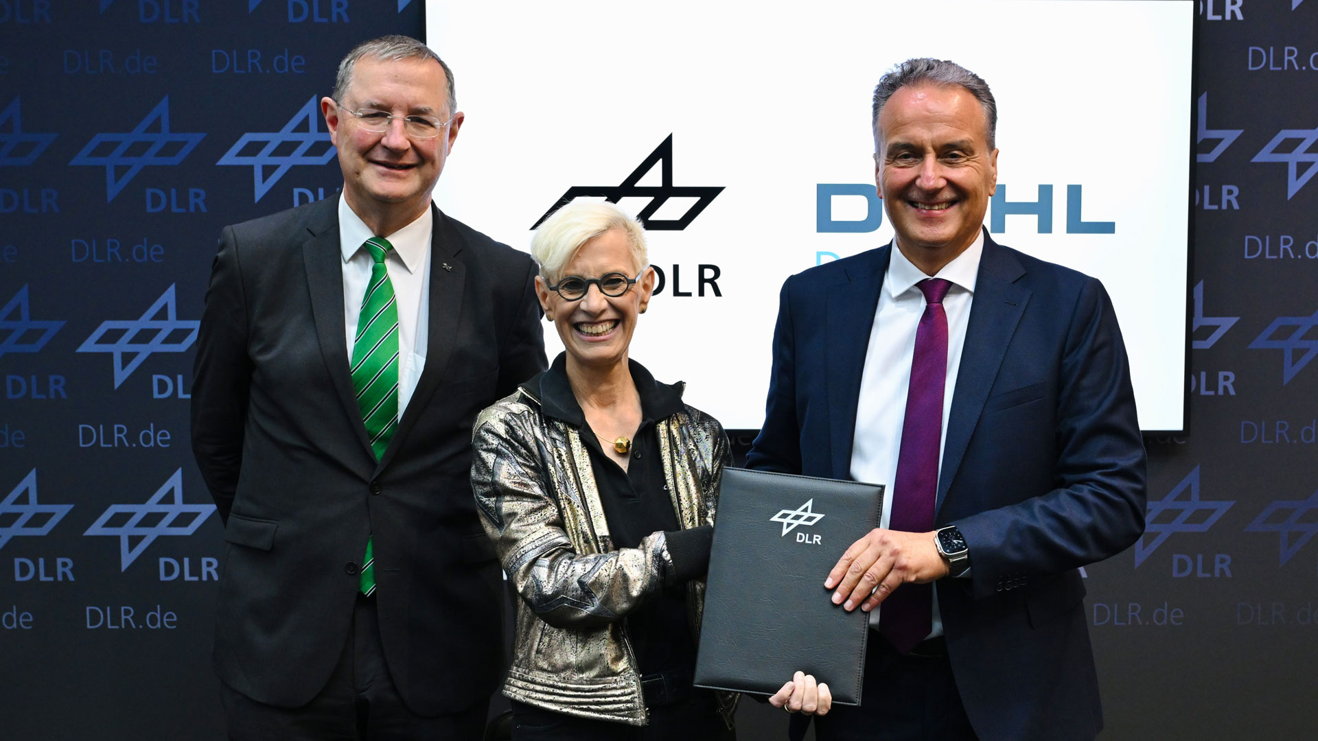 Gruppenbild der Vertretungen von DLR und Diehl Defence