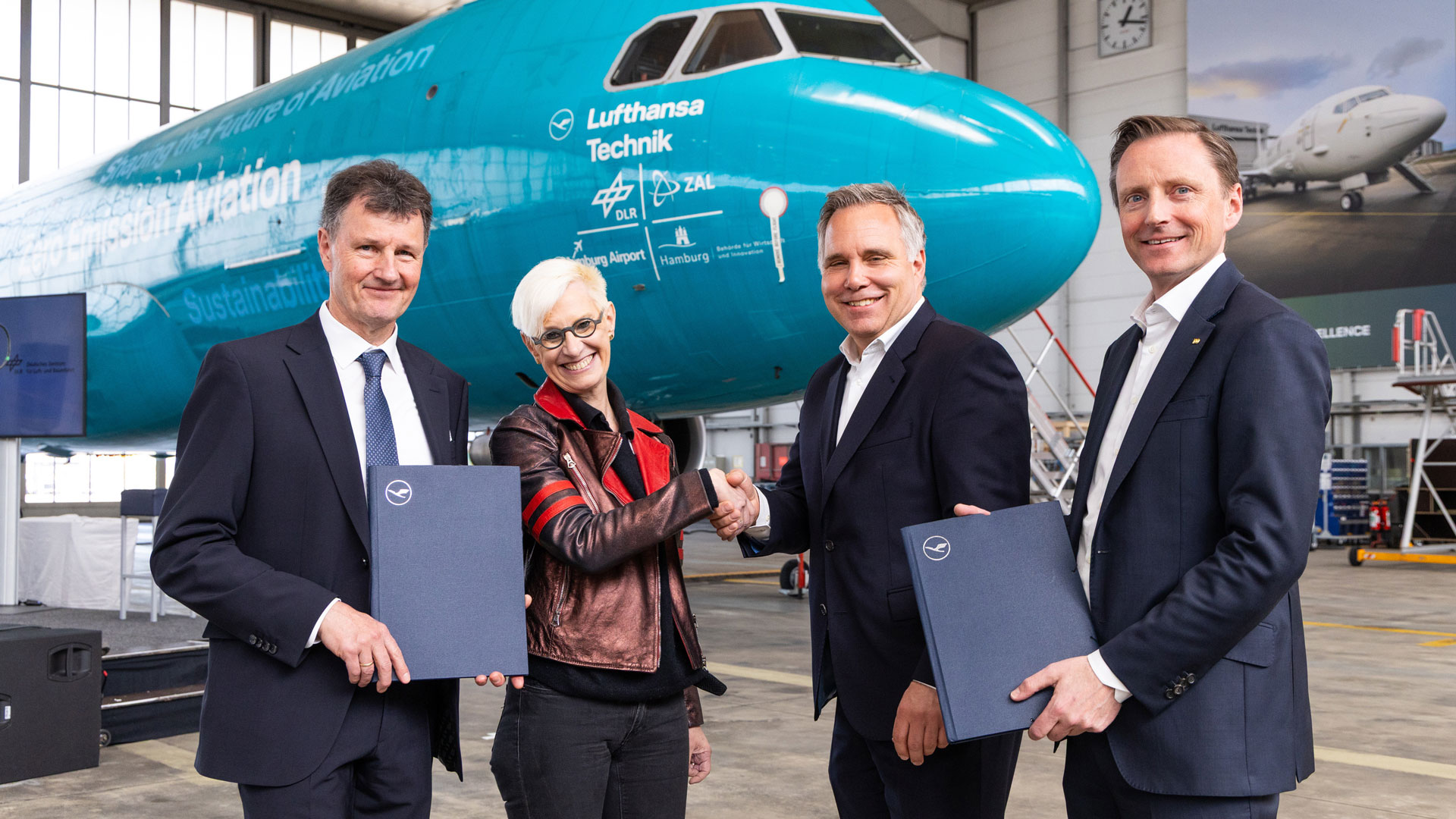 Gruppenfoto mit Dr. Markus Fischer, DLR-Bereichsvorstand Luftfahrt, Prof. Dr.-Ing. Anke Kaysser-Pyzalla, Vorstandsvorsitzende des DLR, sowie den Repräsentanten der Lufthansa Technik