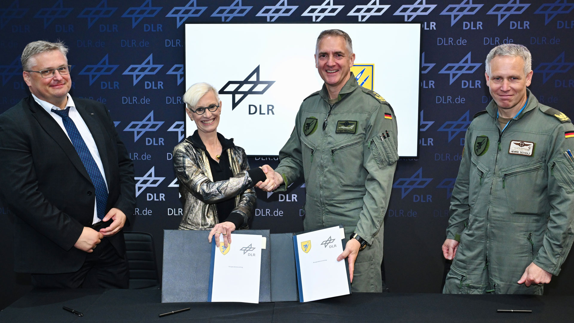 Gruppenbild der Vertretungen von DLR und Luftwaffe