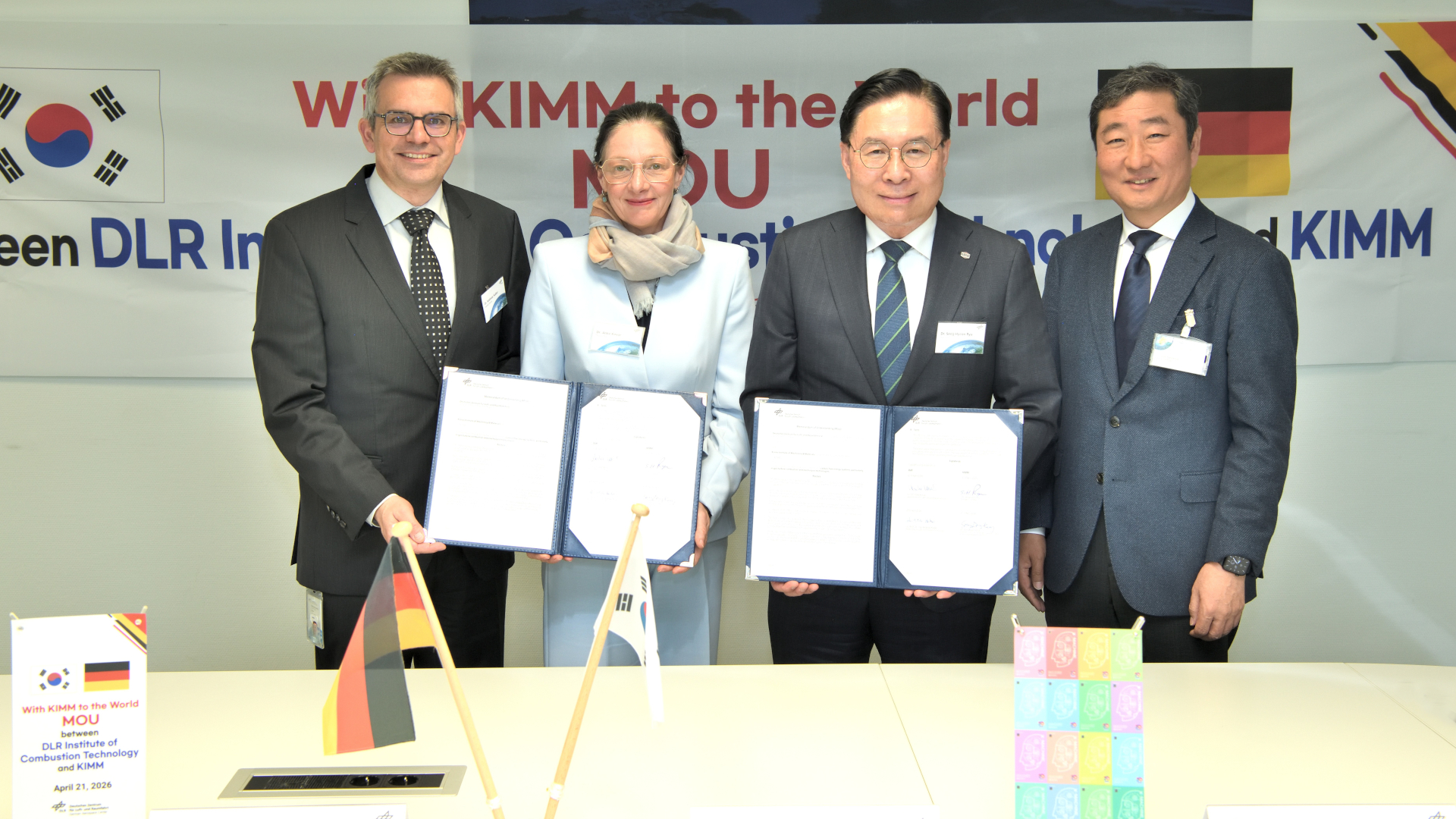 Vertragsunterzeichnung von DLR und KIMM in Stuttgart zu gemeinsamen Forschungsprojekten