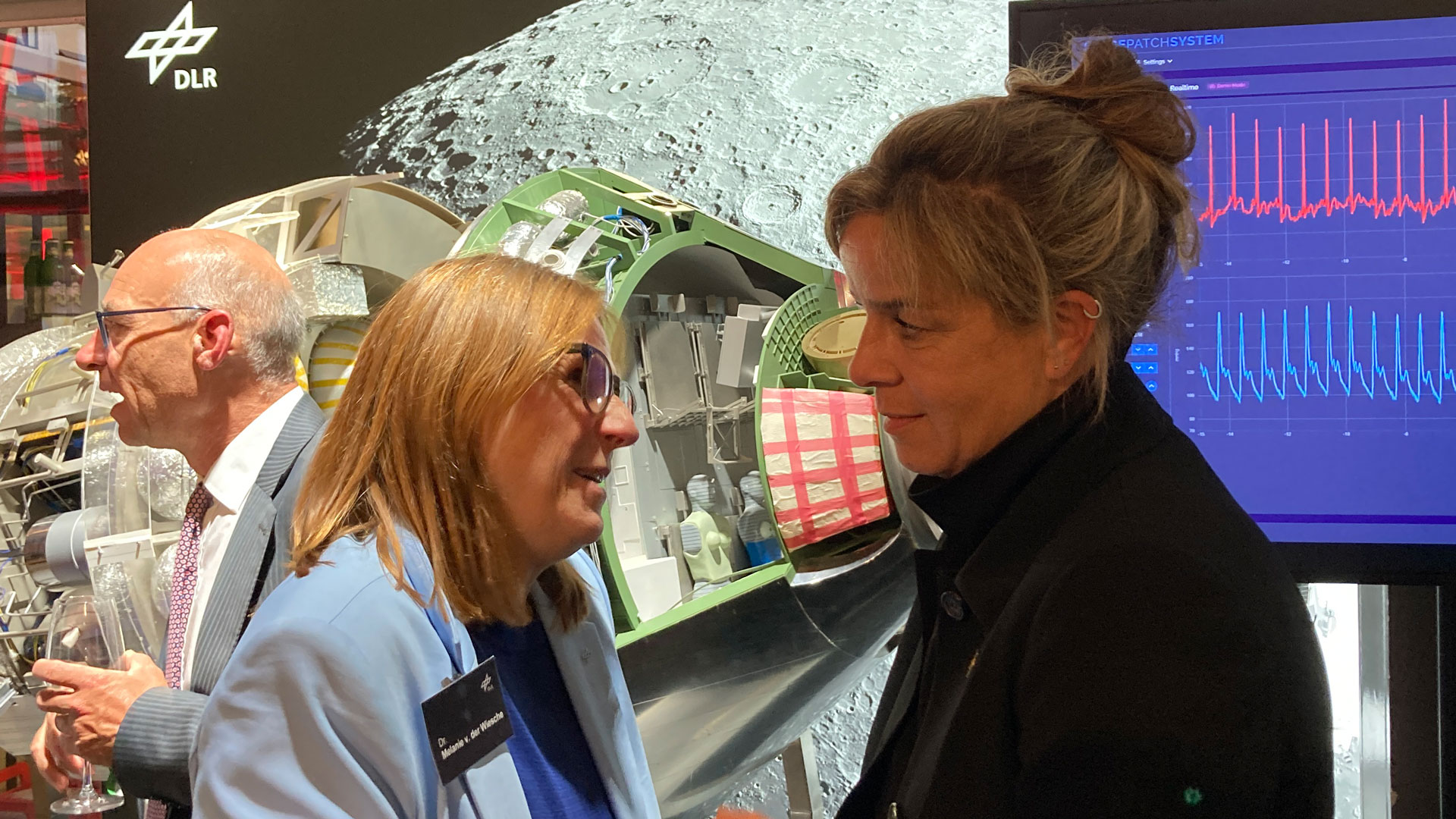 Dr. Melanie von der Wiesche, DLR-Standortleiterin Region West, und Mona Neubaur, Wirtschaftsministerin NRW