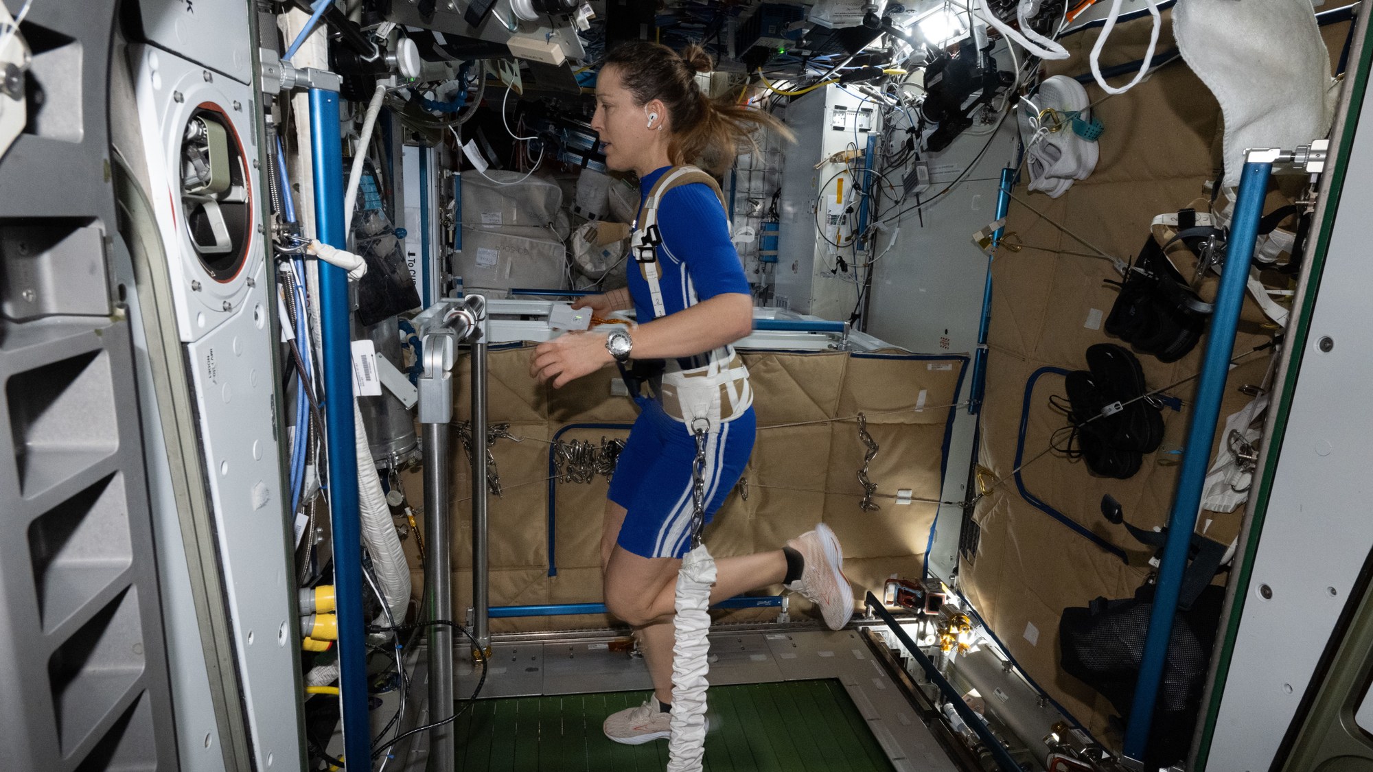 ESA-Astronautin Sophie Adenot trainiert im Experiment EasyMotion-2